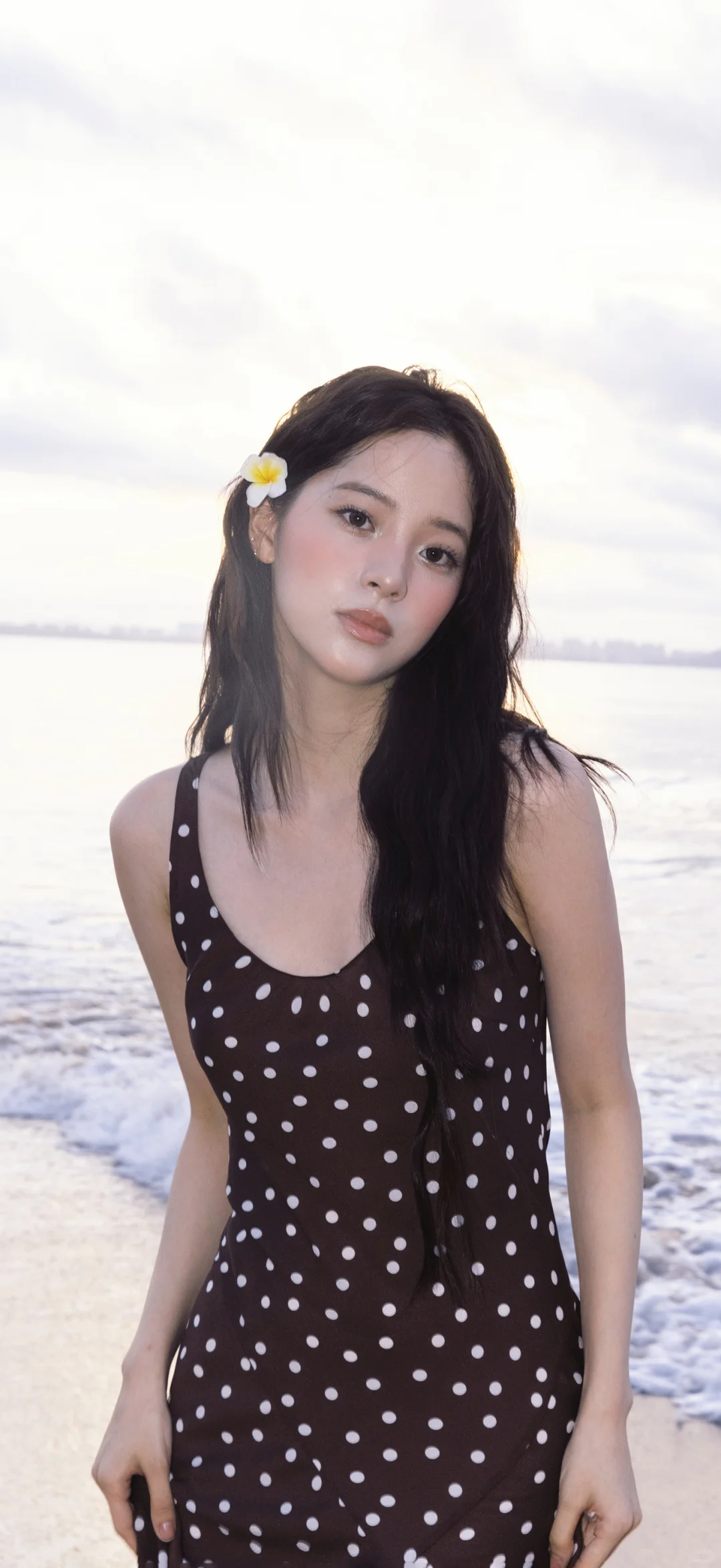 欧阳娜娜海边泳衣写真壁纸