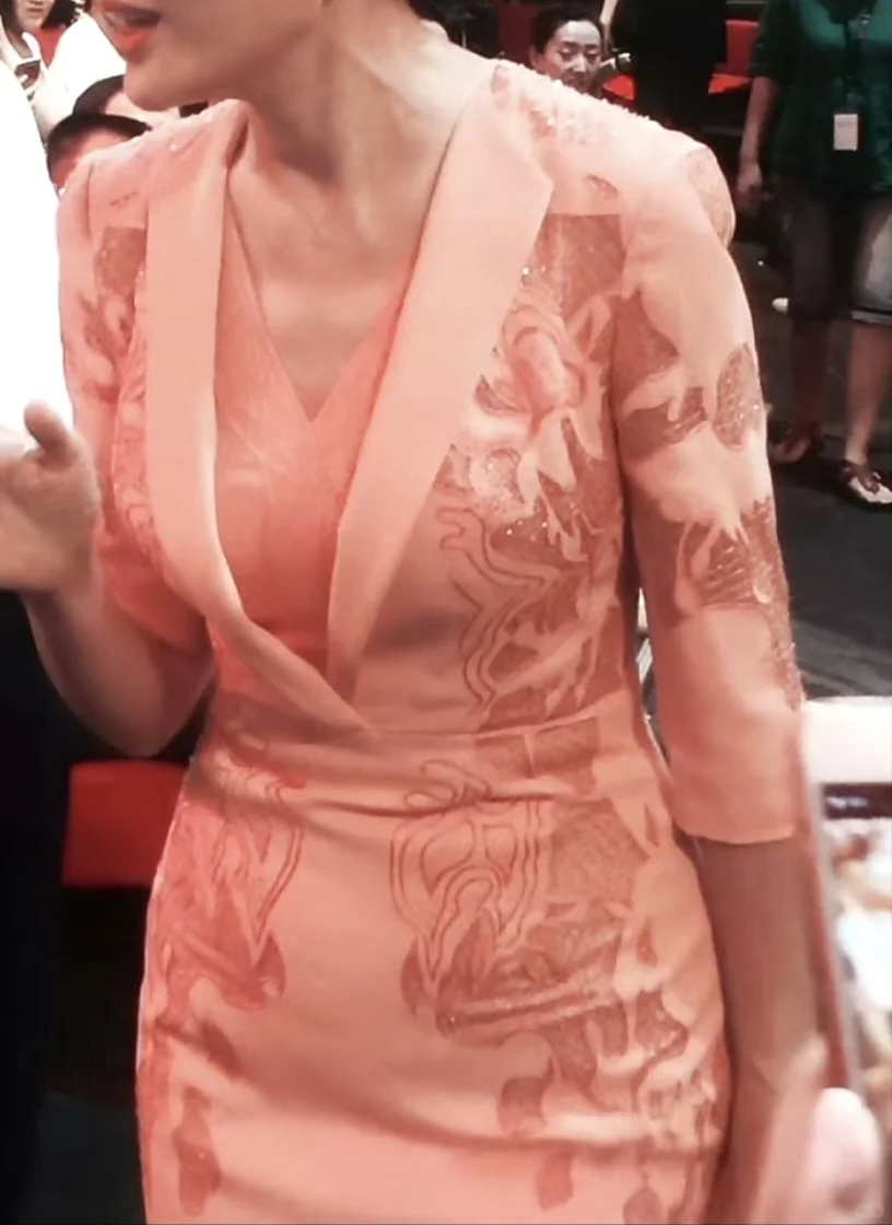 妈咪微微隆起的小腹