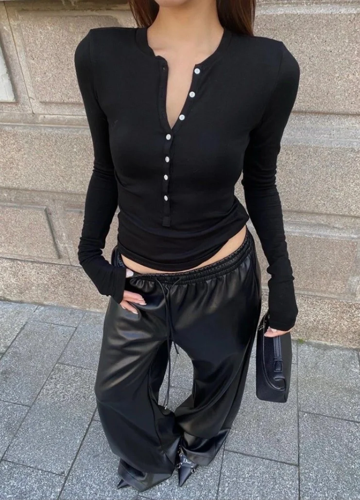 救命🆘！这件半开领T恤也太纯欲了吧💕