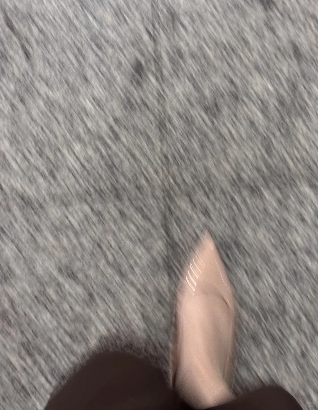 焊在脚上的尖头平底鞋➕肉丝！