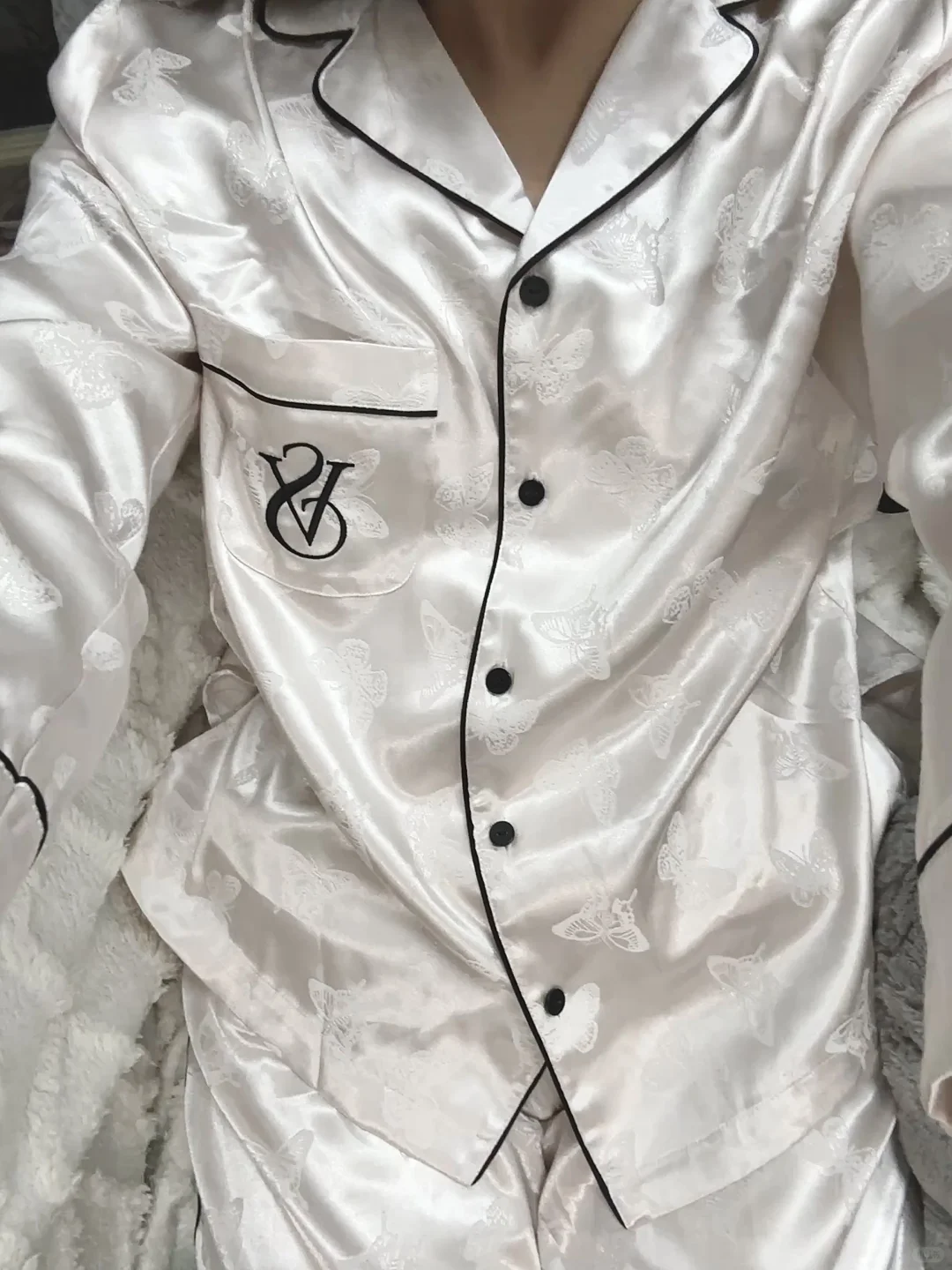 永远不要质疑维密月光绸的光泽度