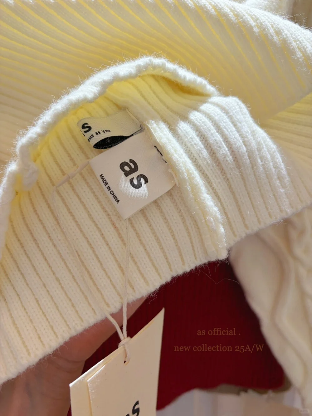 软糯一字肩毛衣+围脖套装：暖冬纯欲