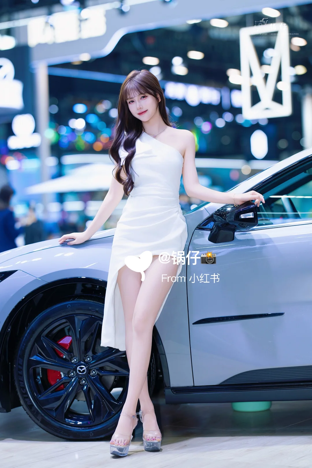 车模克罗拉的甜性感暴击谁顶得住？