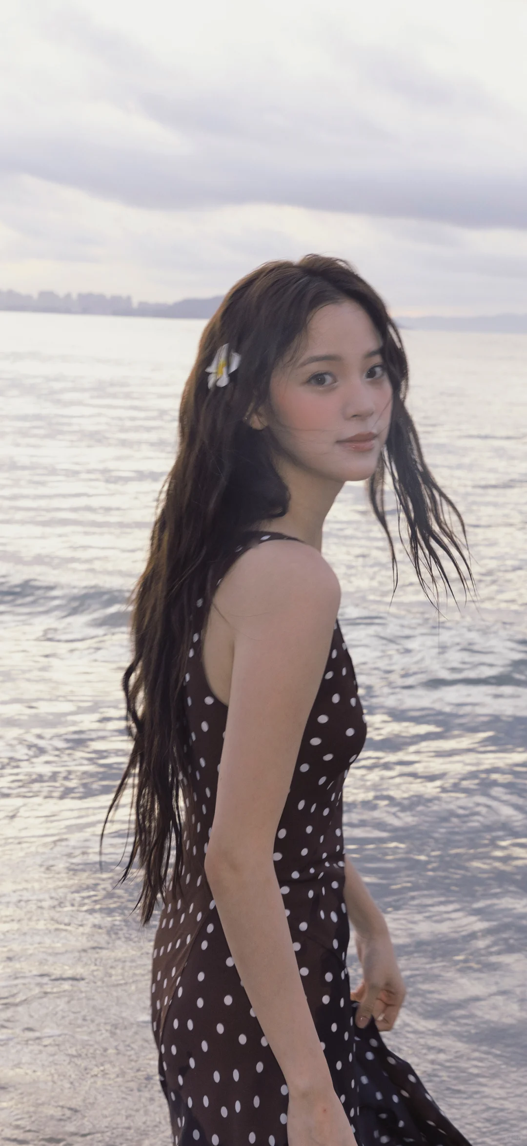 欧阳娜娜海边泳衣写真壁纸