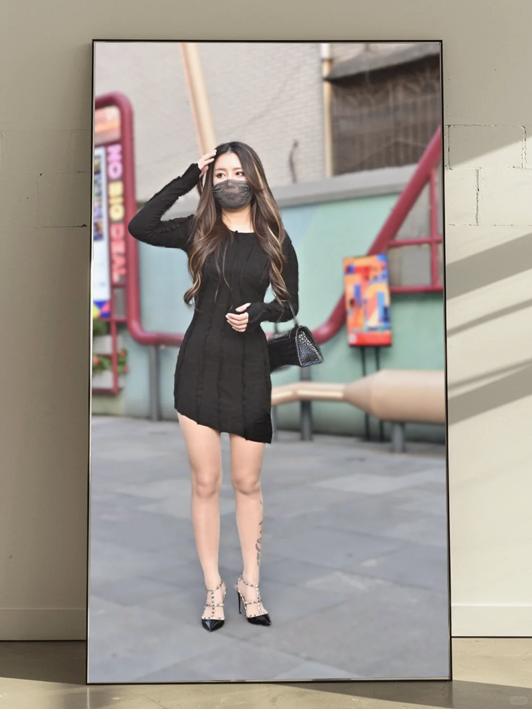 黑裙真的显气质！我爱搭丝袜