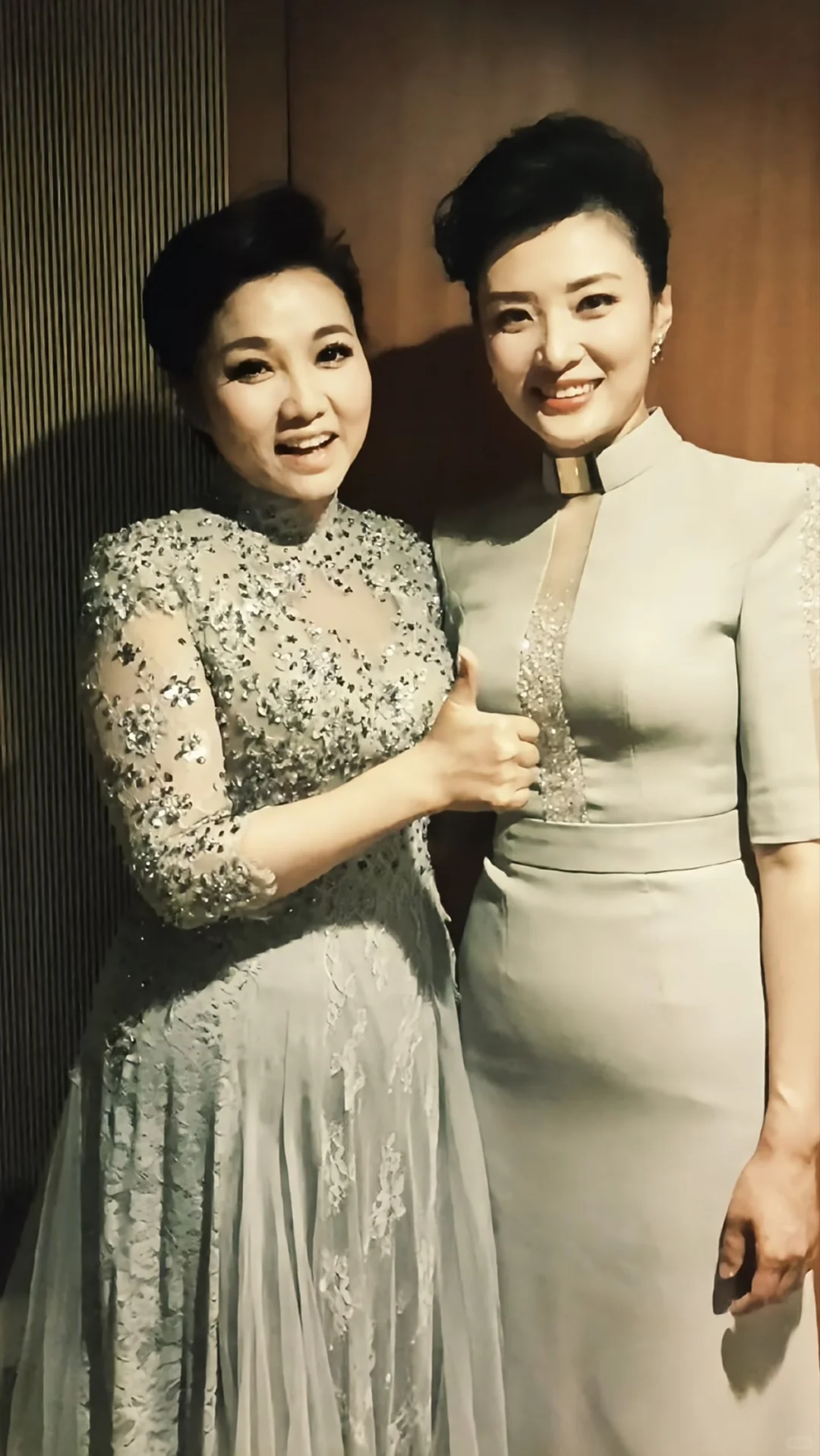 妈咪微微隆起的小腹