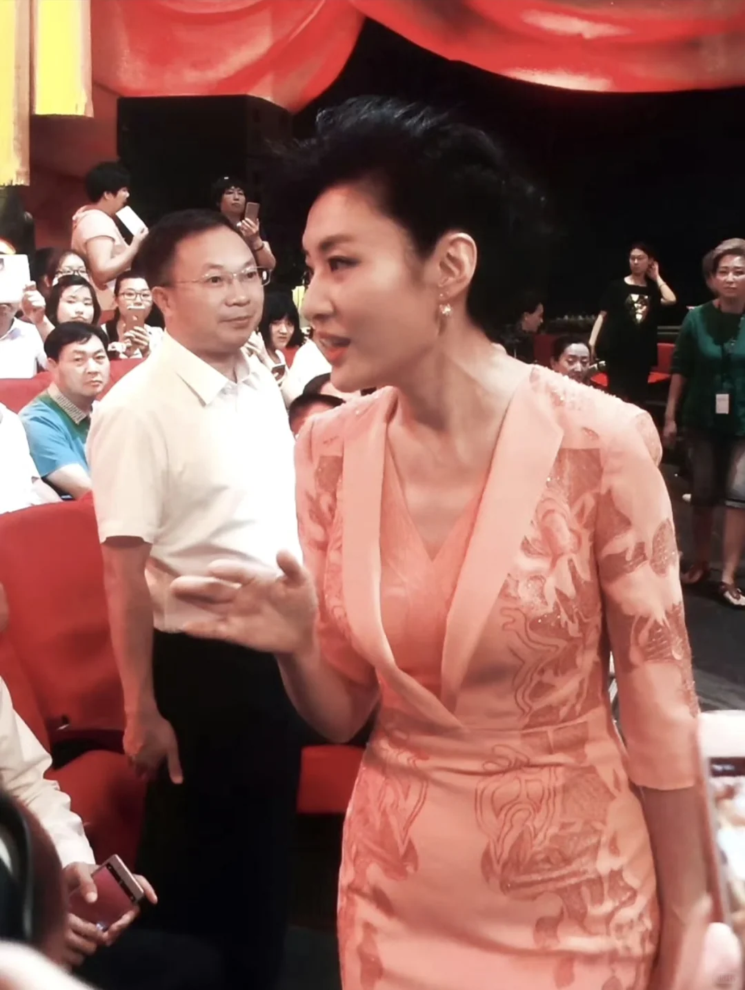 妈咪微微隆起的小腹