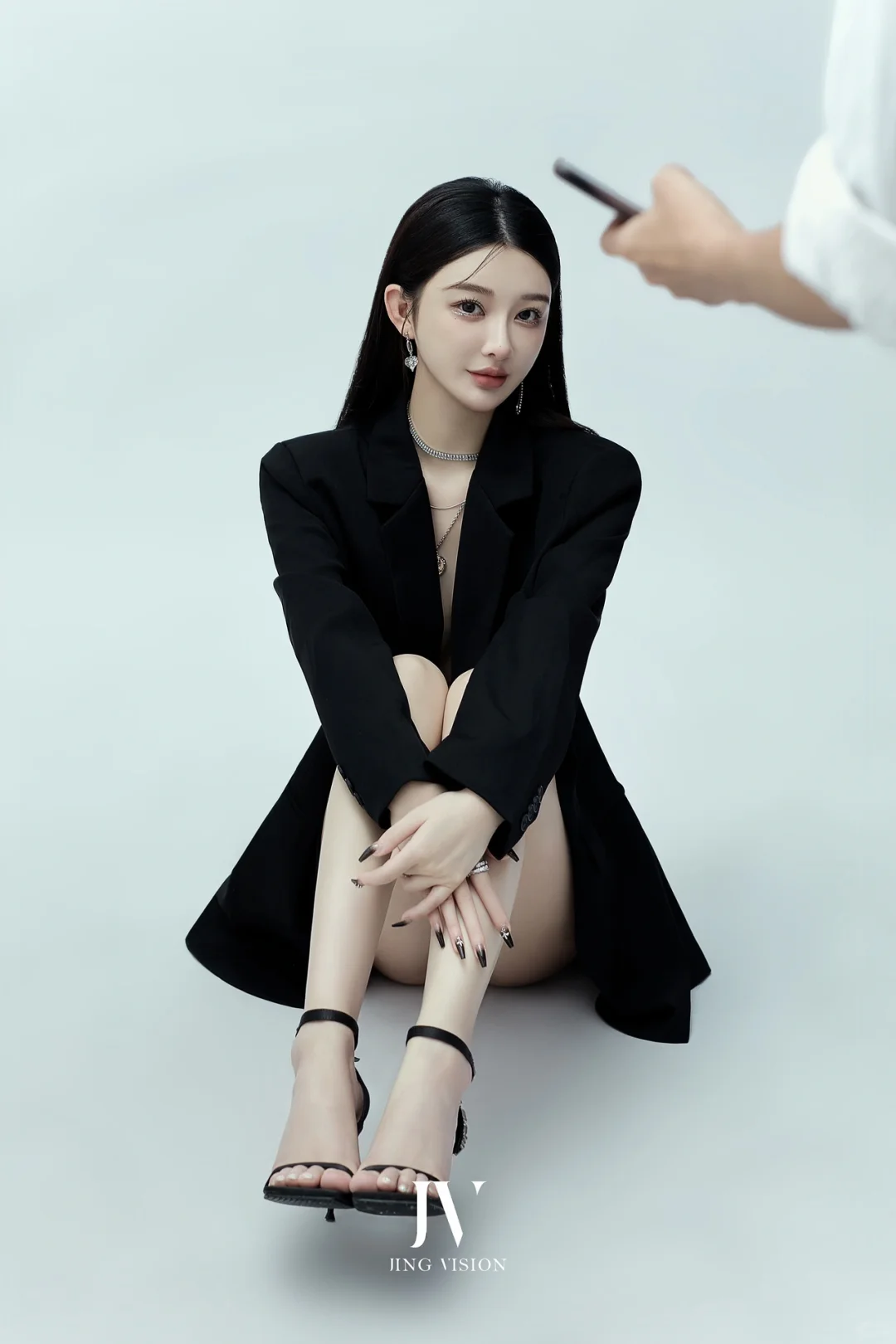 人间辣妹💋女人味爆棚的性感光影黑西装写真