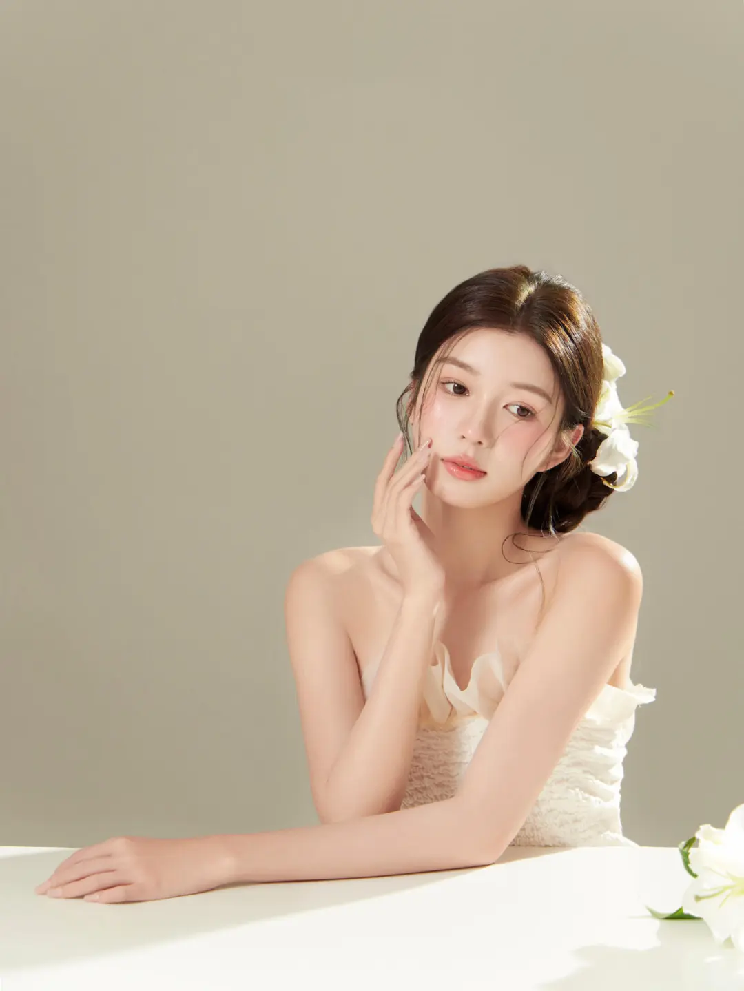 花与少女肖像｜纯欲感藏在眉眼间