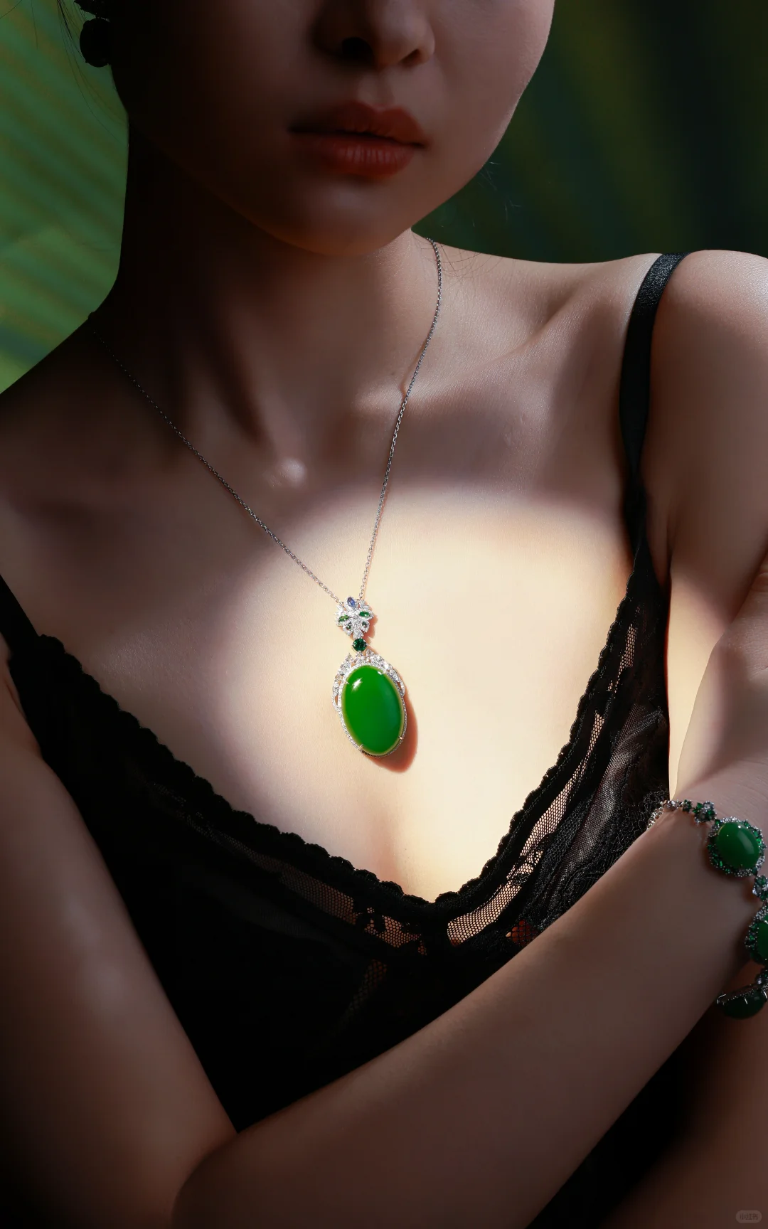 铠甲or软肋？5A高色苹果绿演绎「荆棘森林」