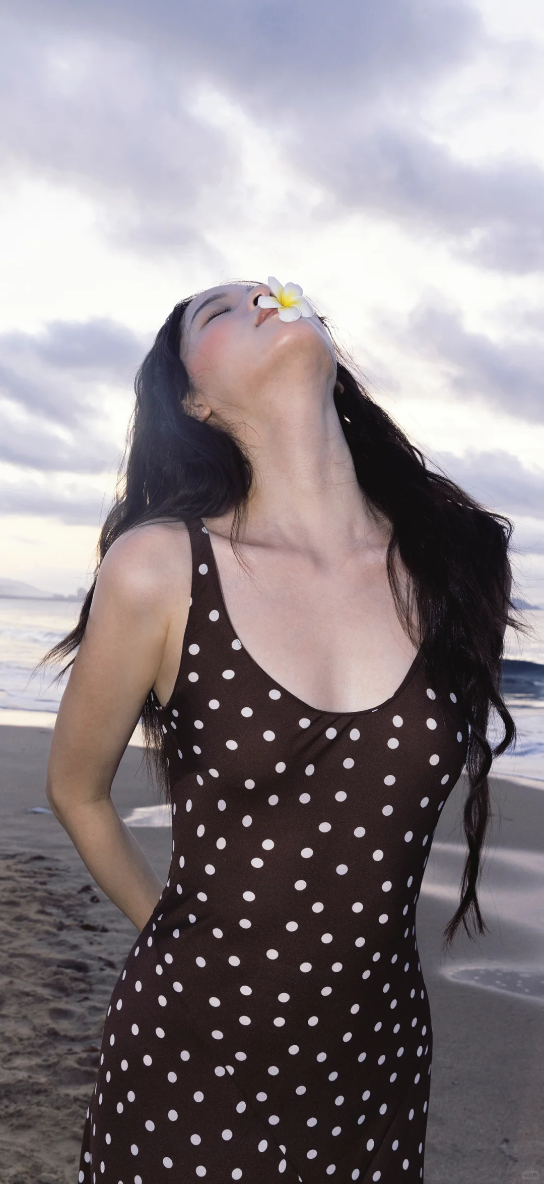 欧阳娜娜海边泳衣写真壁纸