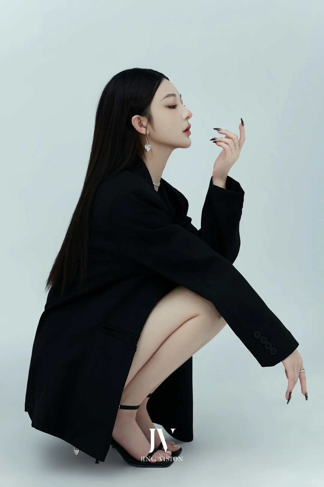 人间辣妹💋女人味爆棚的性感光影黑西装写真