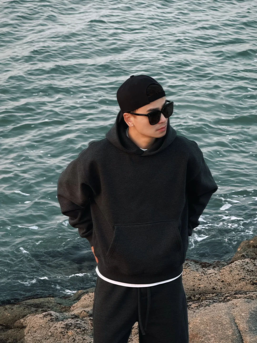 谁说海边穿深色不吸睛？氛围感王者！