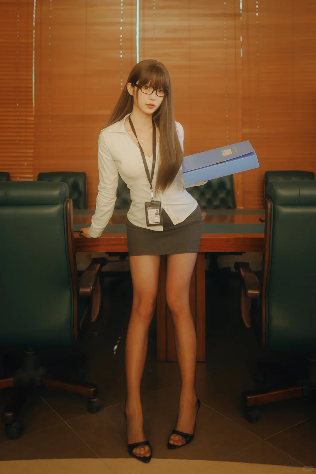 开完会才能下班哦