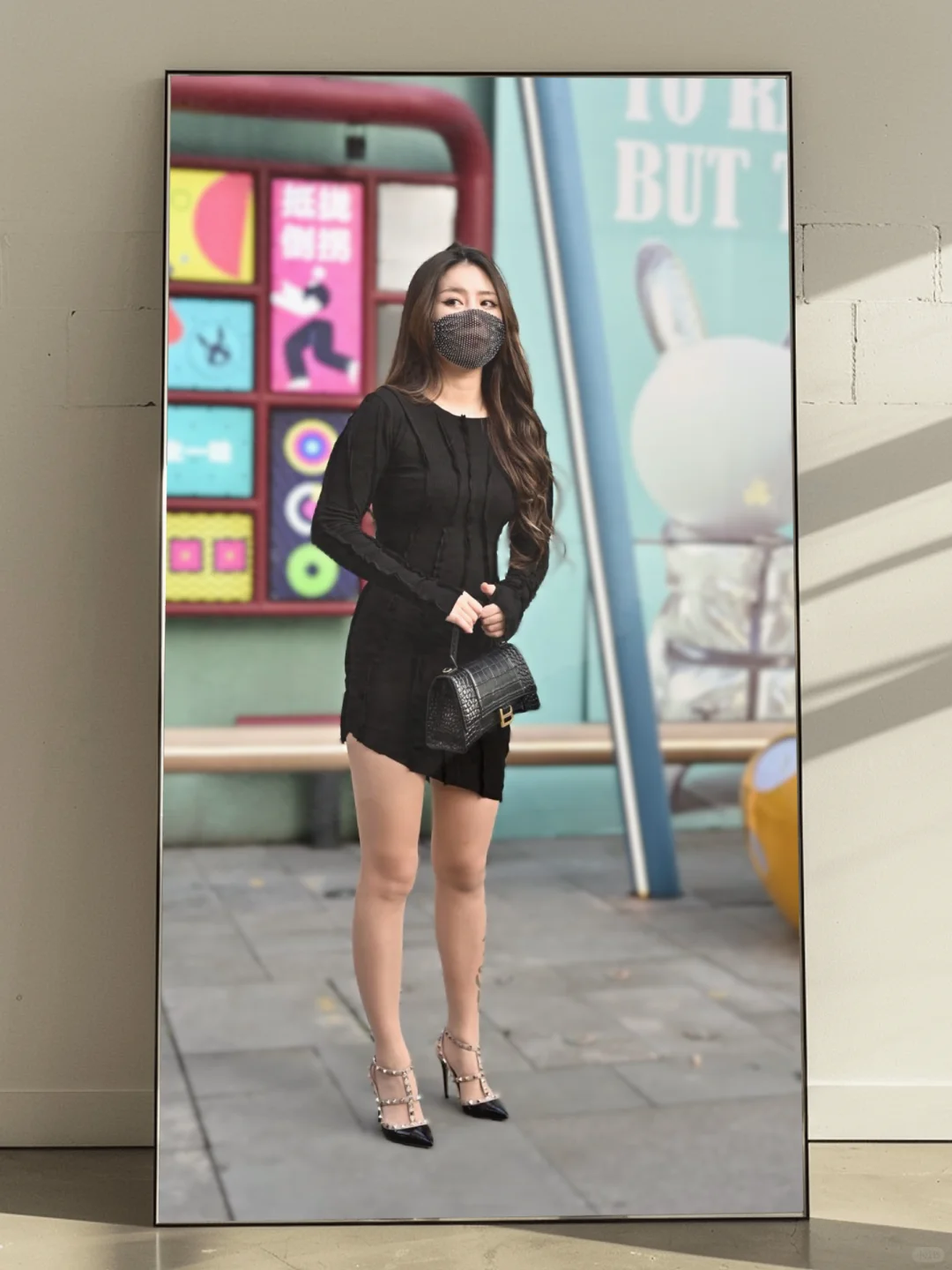 黑裙真的显气质！我爱搭丝袜