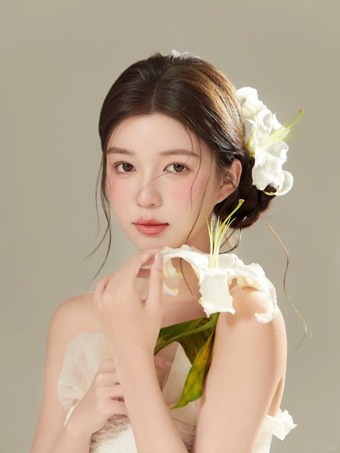 花与少女肖像｜纯欲感藏在眉眼间