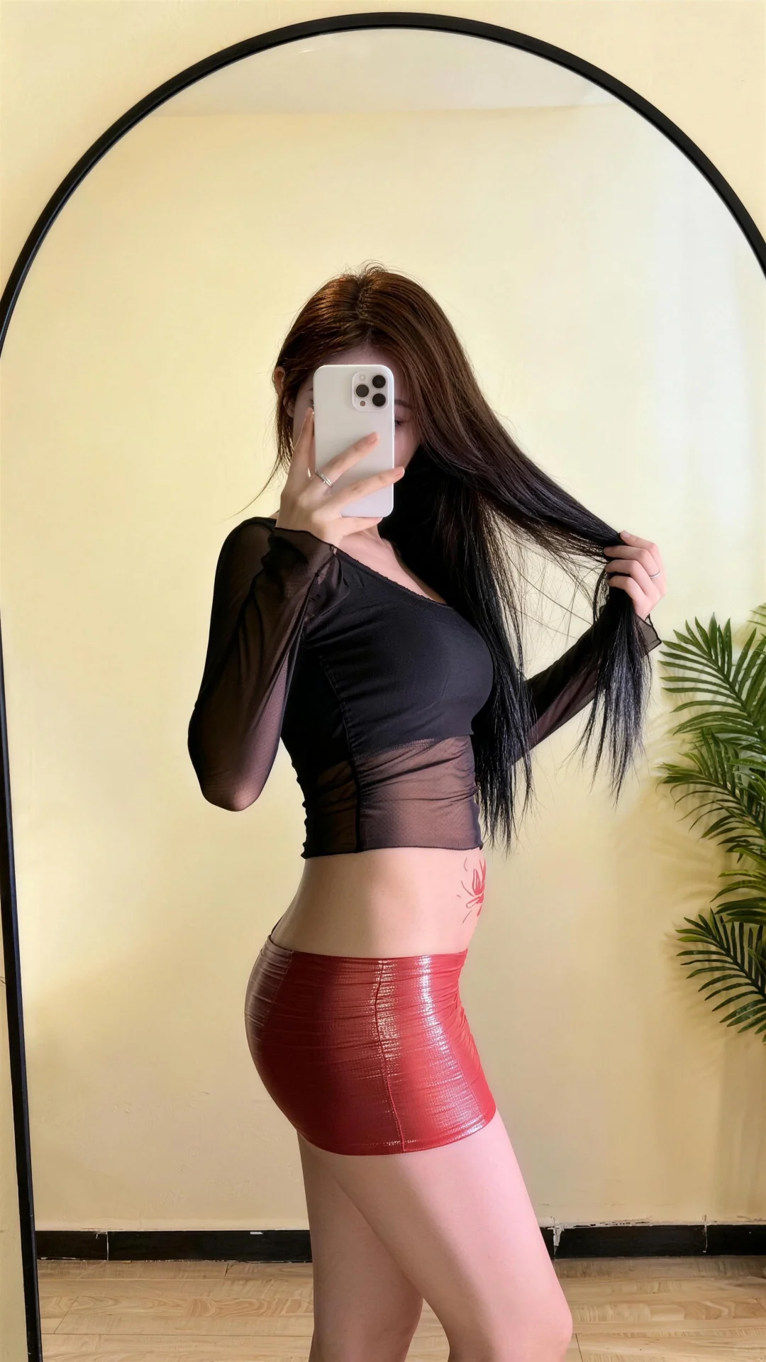 辣妹穿搭焊在身上！黑纱+红皮裙绝了