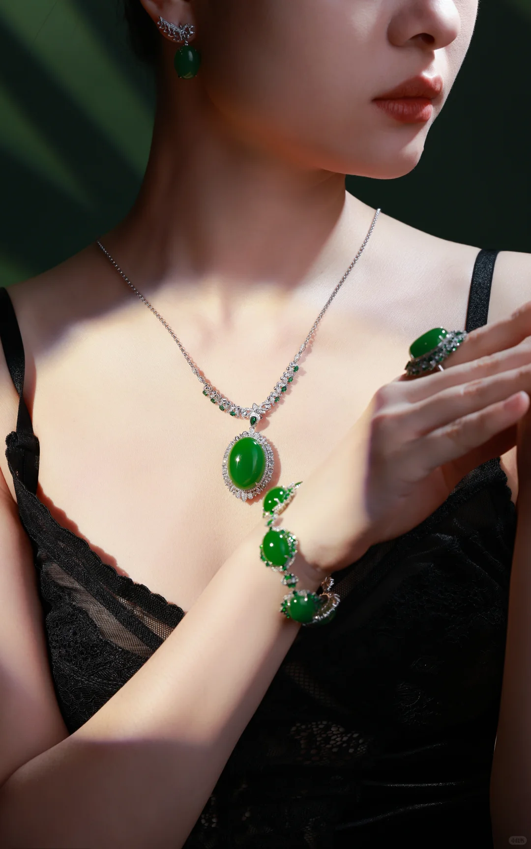 铠甲or软肋？5A高色苹果绿演绎「荆棘森林」