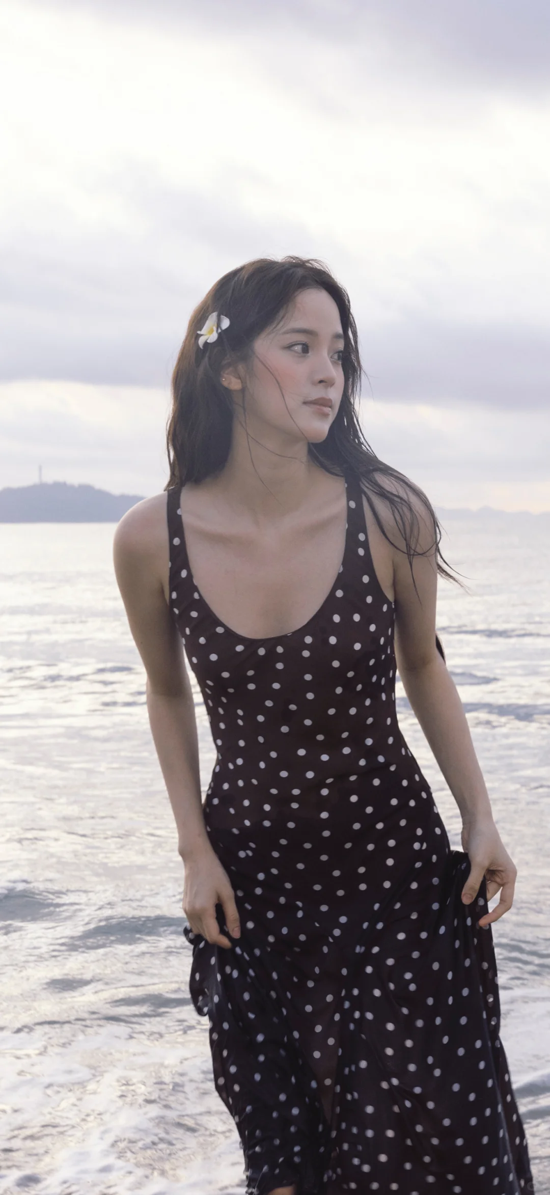 欧阳娜娜海边泳衣写真壁纸