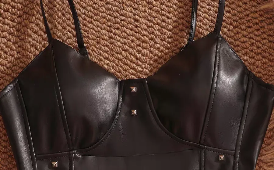 有点酷的皮背心🖤🖤🖤