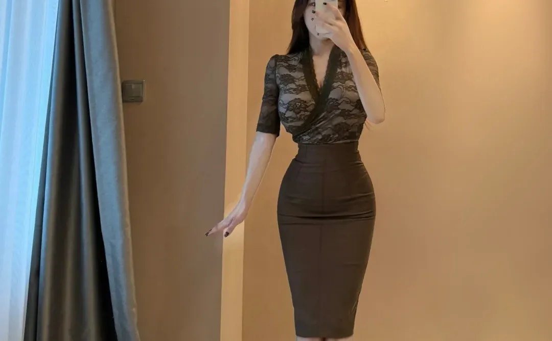 啊！好纯欲的蕾丝上衣！