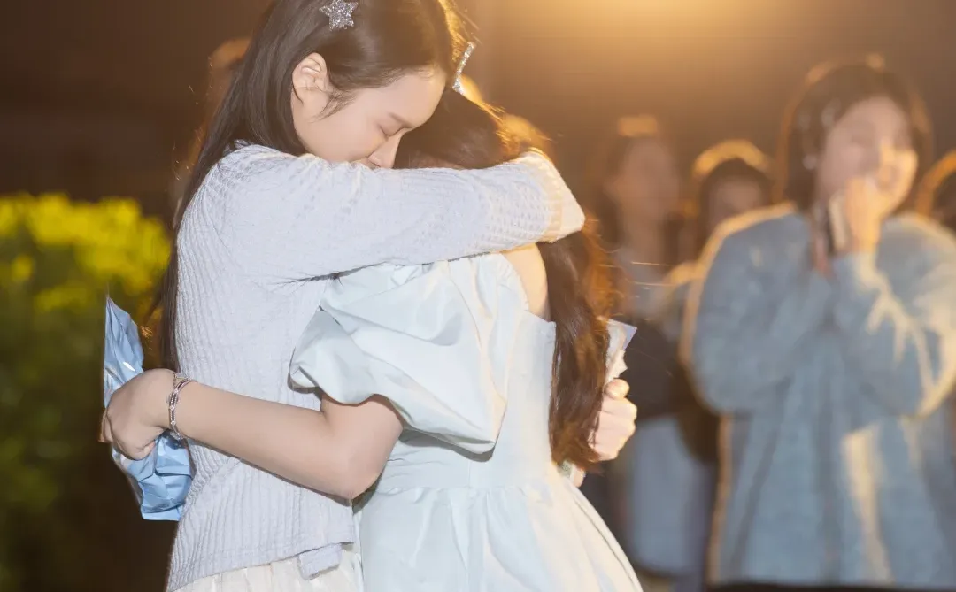 屏幕里陪伴很久的人站在面前是会幸福得流泪