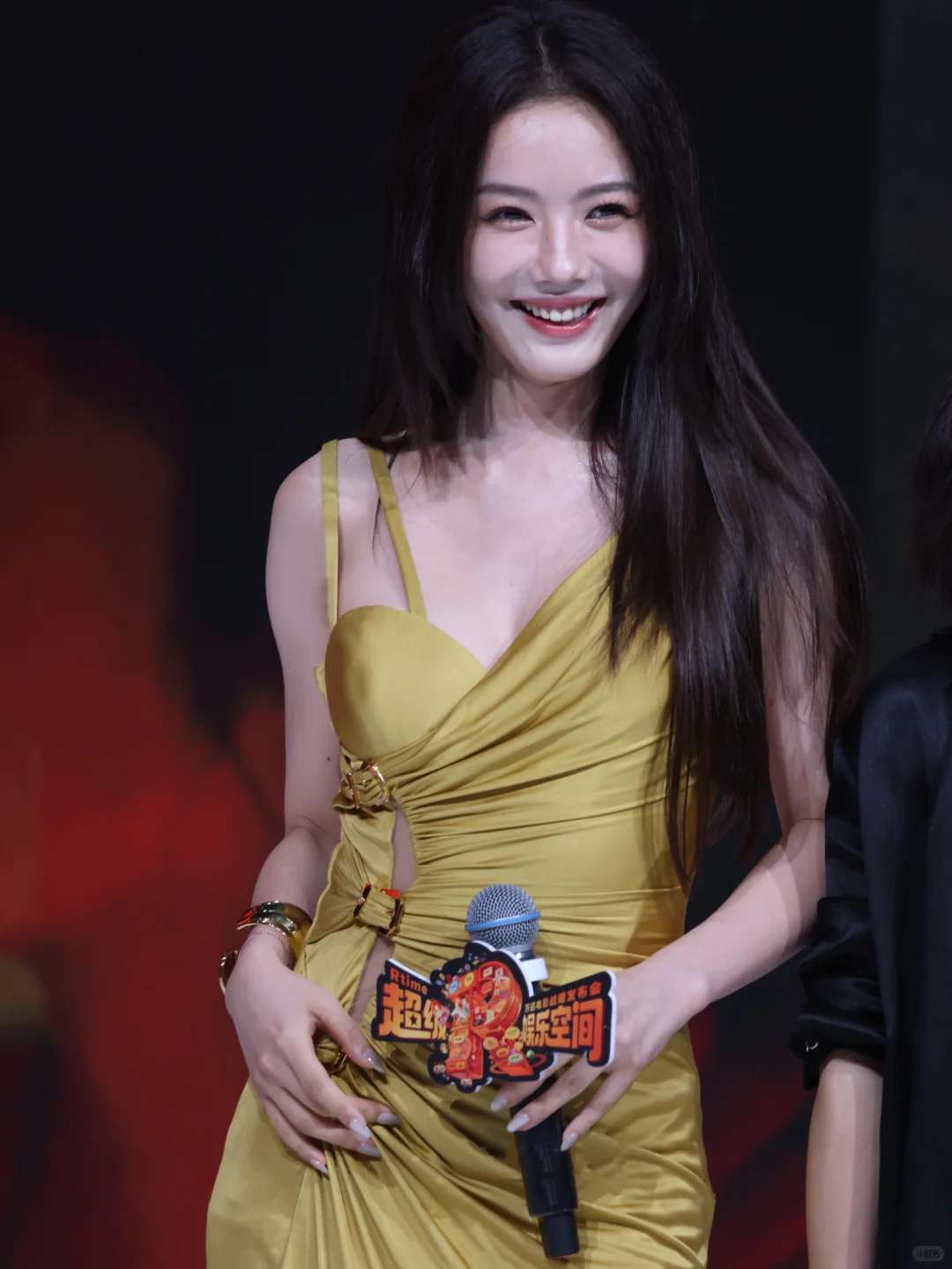 蔡文静金色吊带礼服生图，一眼就惊艳！