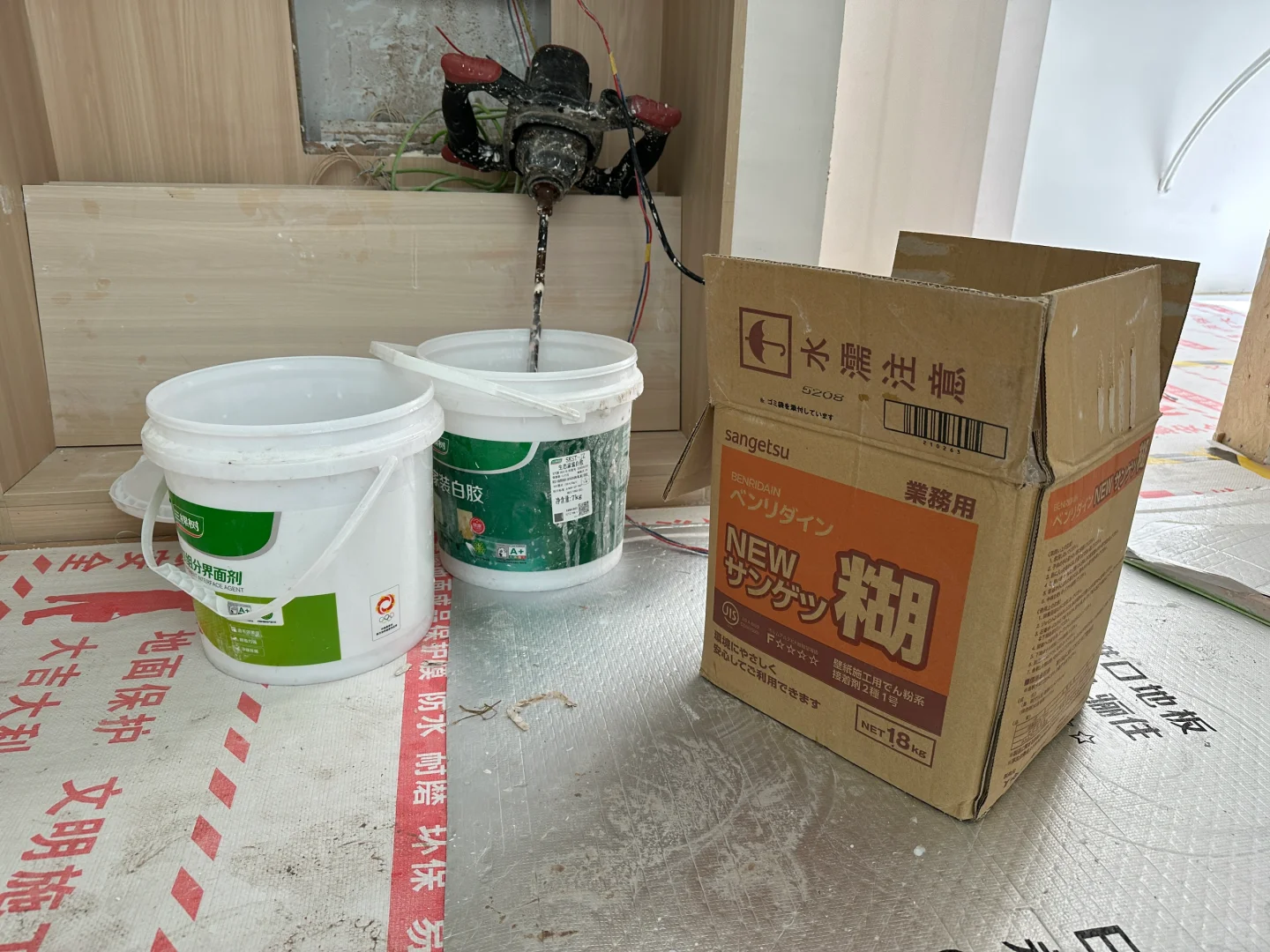 今日实景～日本东理墙纸铺贴第一天