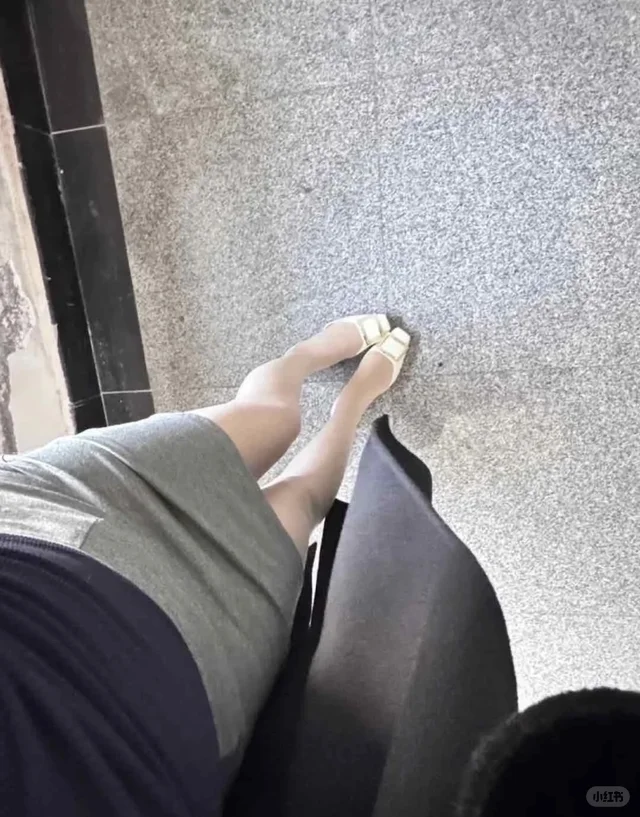 98年女财务 ，有点小“劈”好，介意么