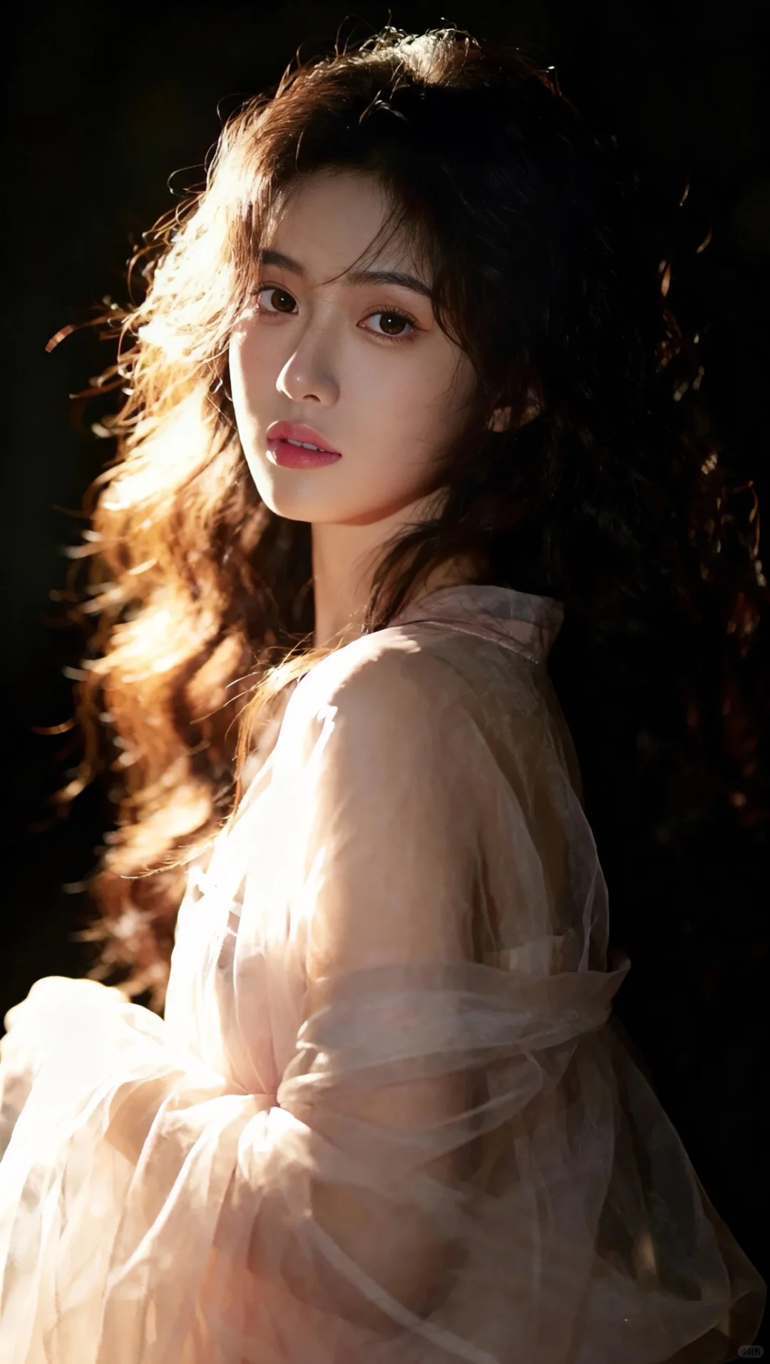 暗调光影裹柔纱，发丝都在发光