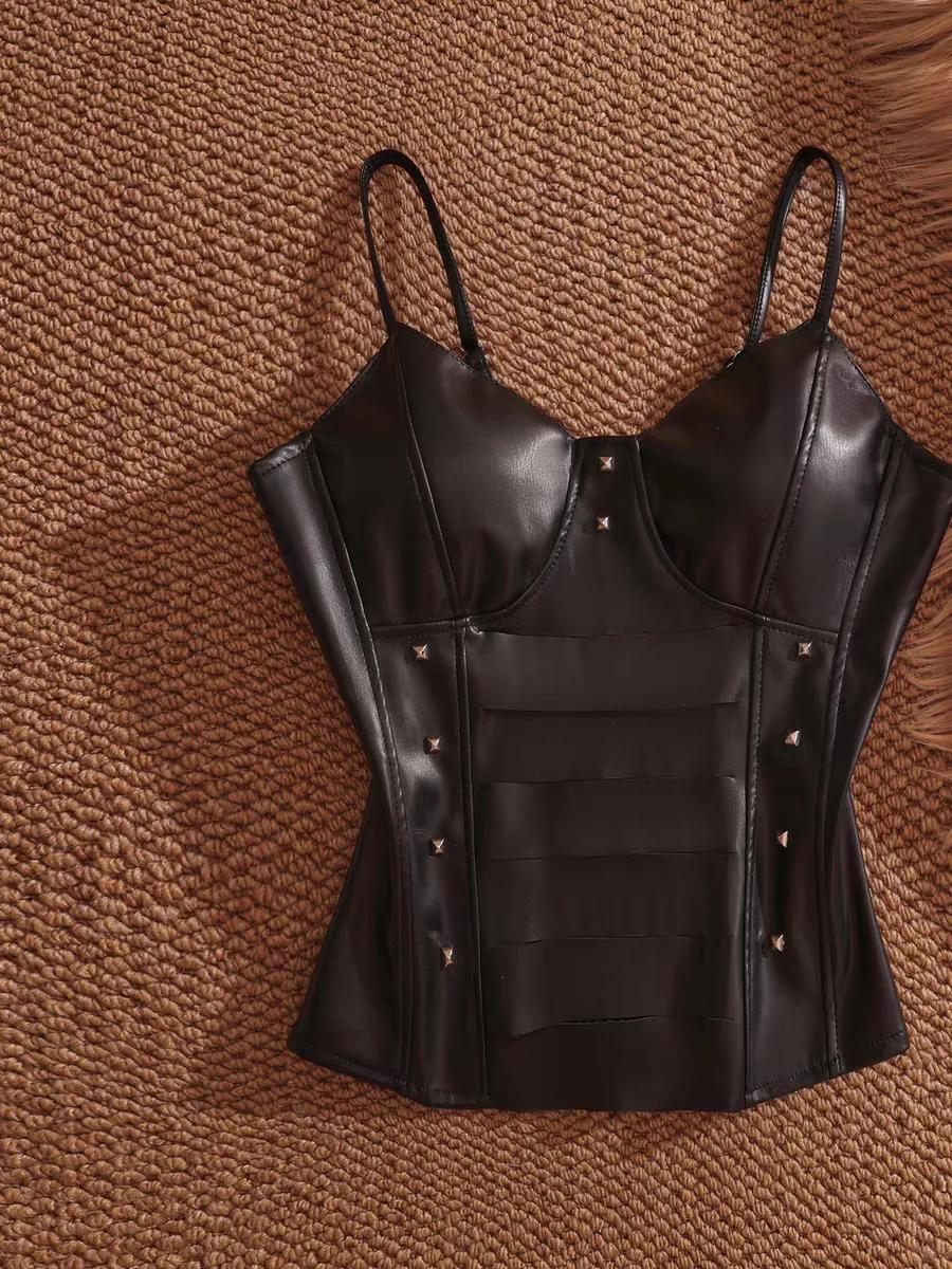 有点酷的皮背心🖤🖤🖤