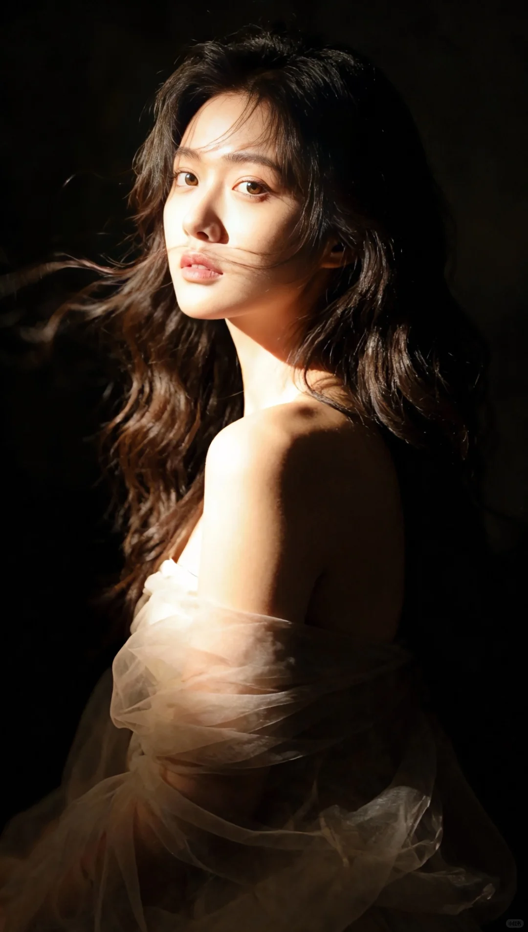 暗调光影裹柔纱，发丝都在发光