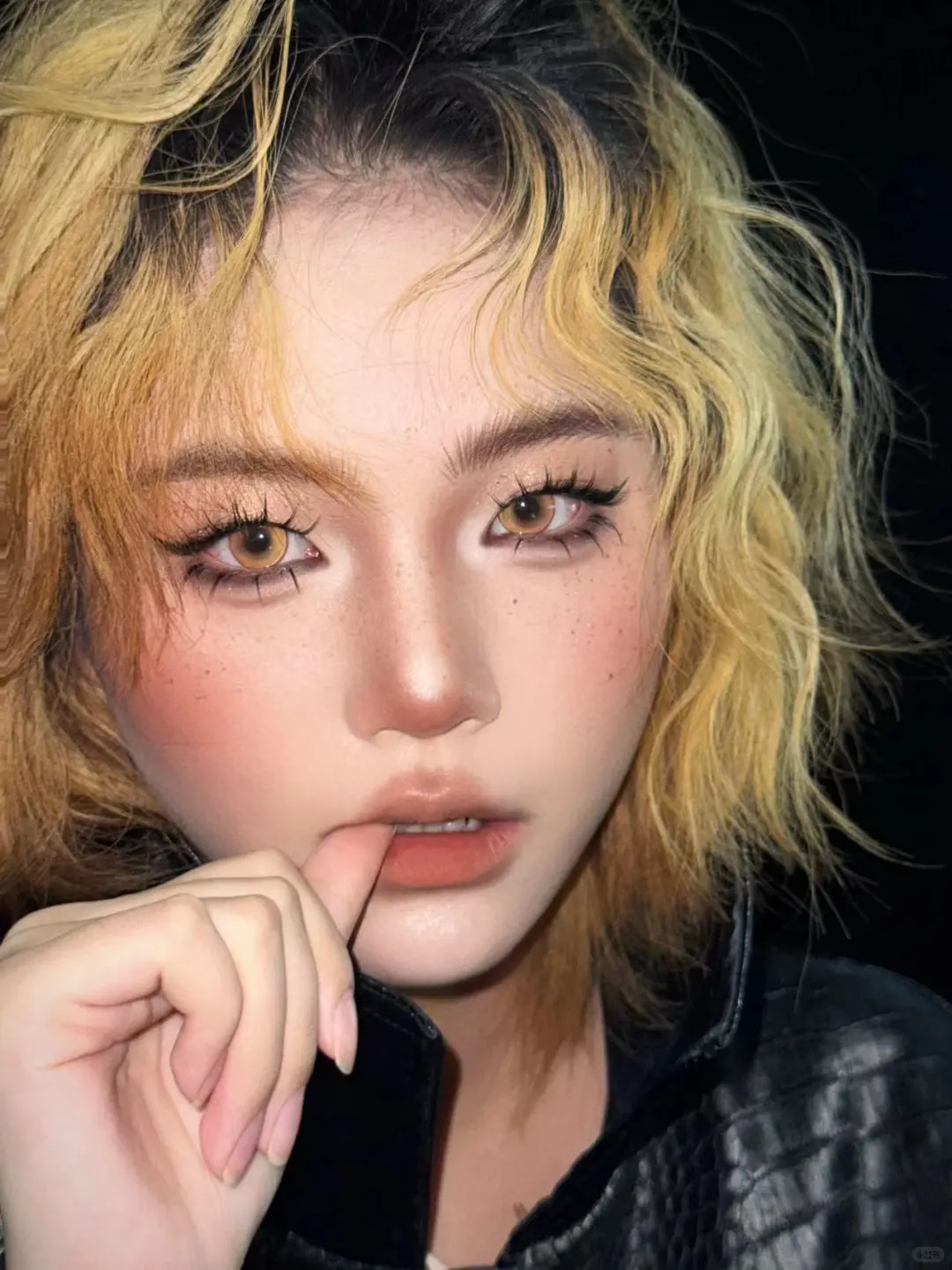 这样的轻混血辣妹妆，你想拥有吗