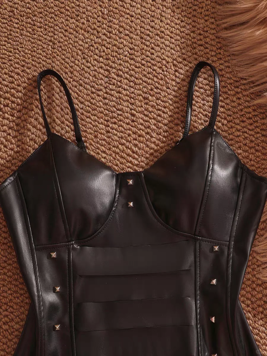 有点酷的皮背心🖤🖤🖤