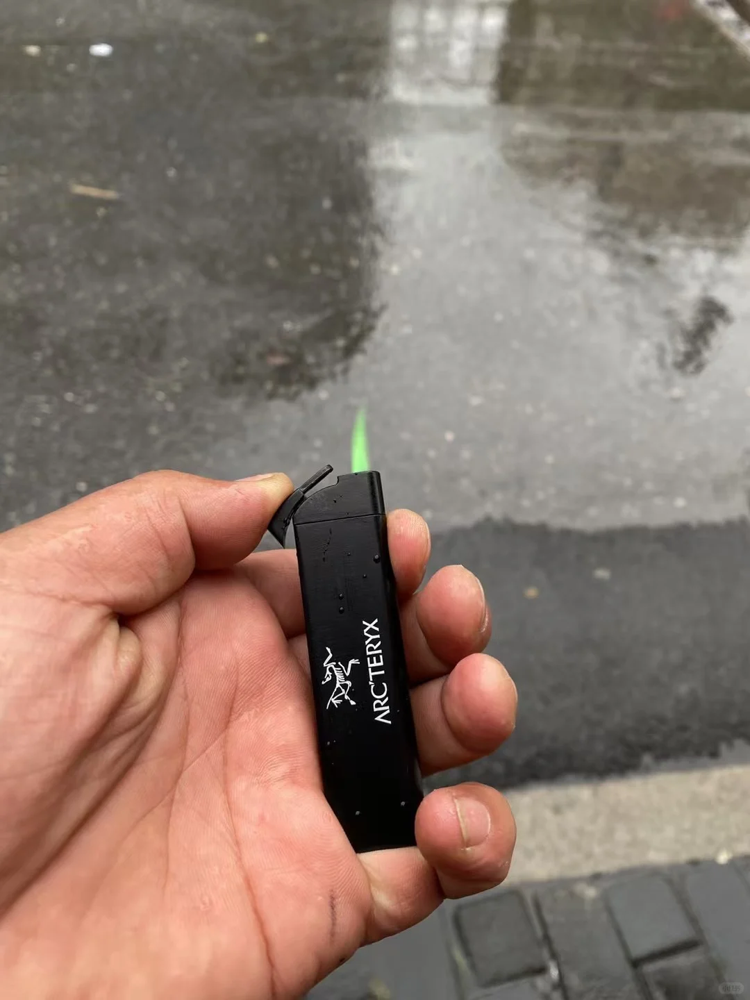 借个火？打火机我只用始祖鸟的 有一起的吗？