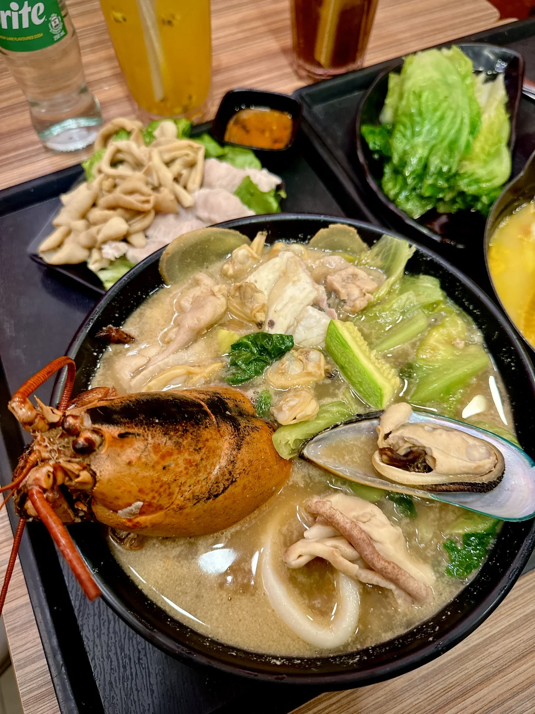 ??坐落在油麻地的“村爷爷”龙虾泡饭