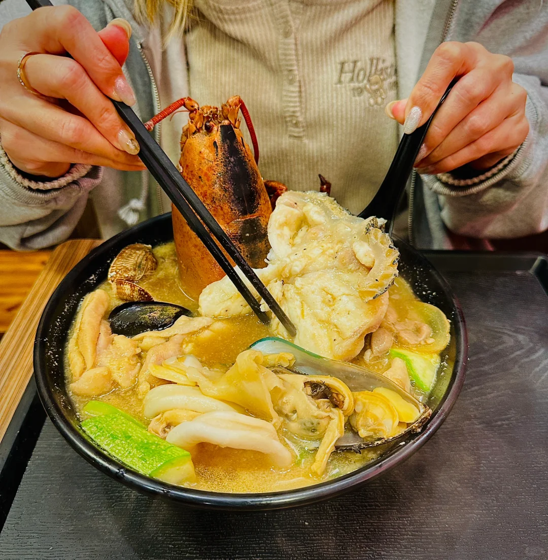 ??坐落在油麻地的“村爷爷”龙虾泡饭