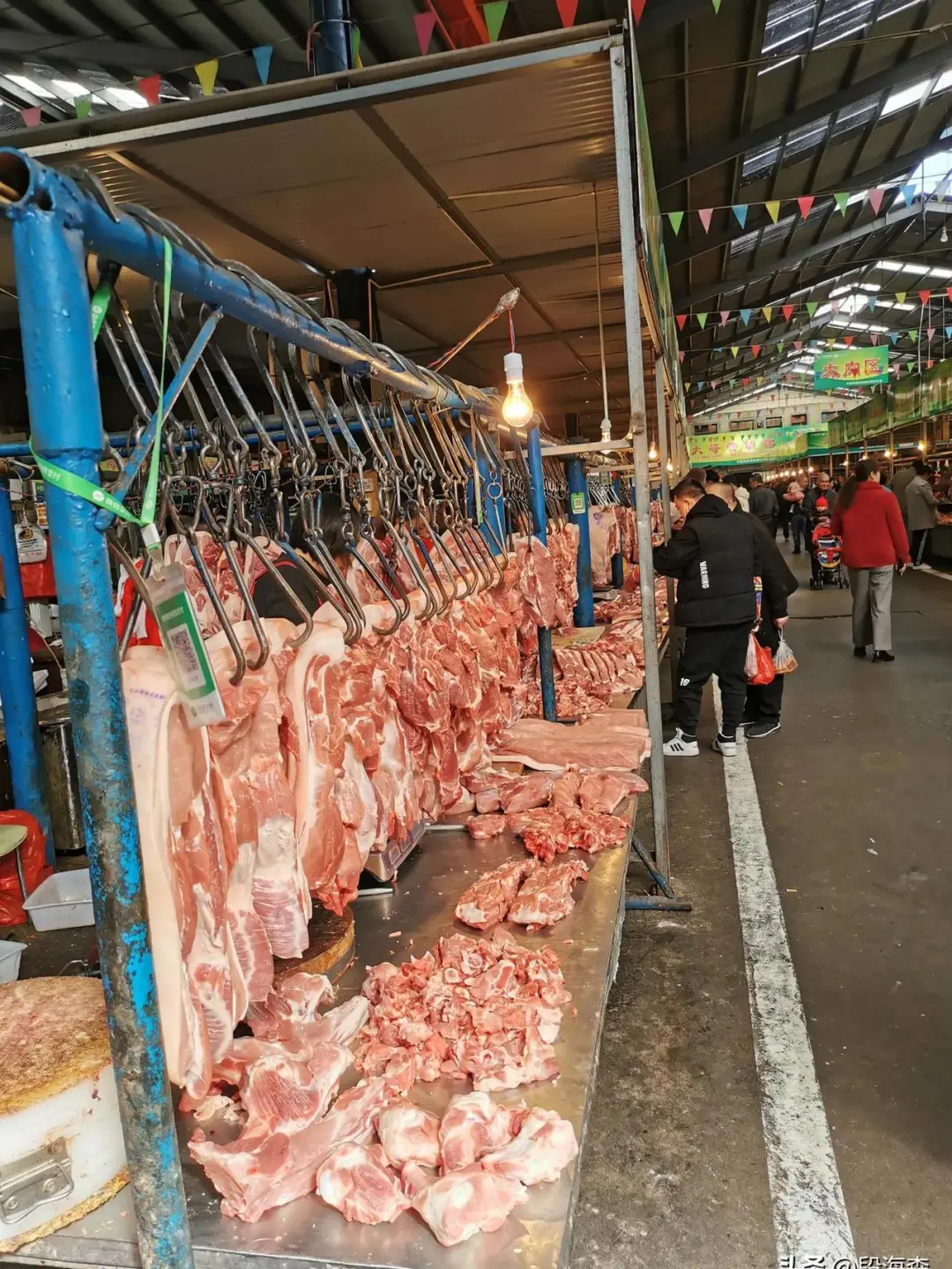 今天去宝鸡人民街市场买菜，发现猪肉价格涨