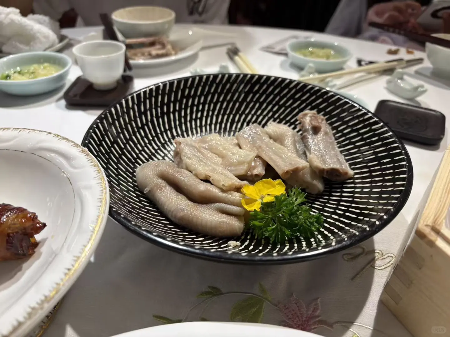 广州白天鹅宾馆早茶|人均600+的黑珍珠体验