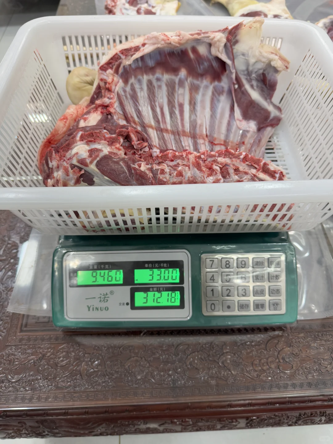 四个人拼一只带皮整羊,一人需要多少钱?