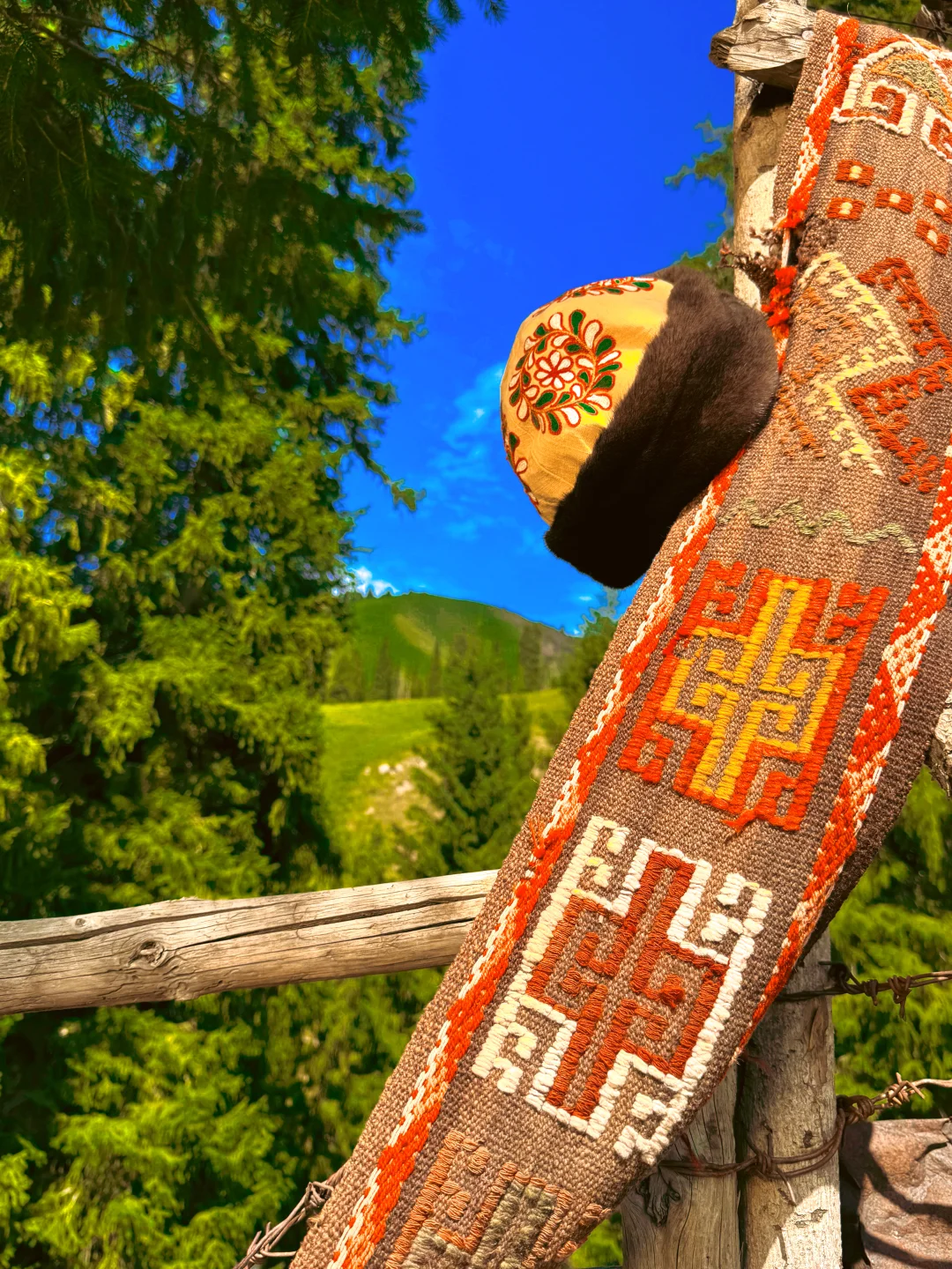 清晨,从哈萨克毡房醒来。