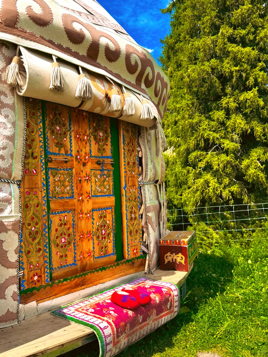 清晨,从哈萨克毡房醒来。