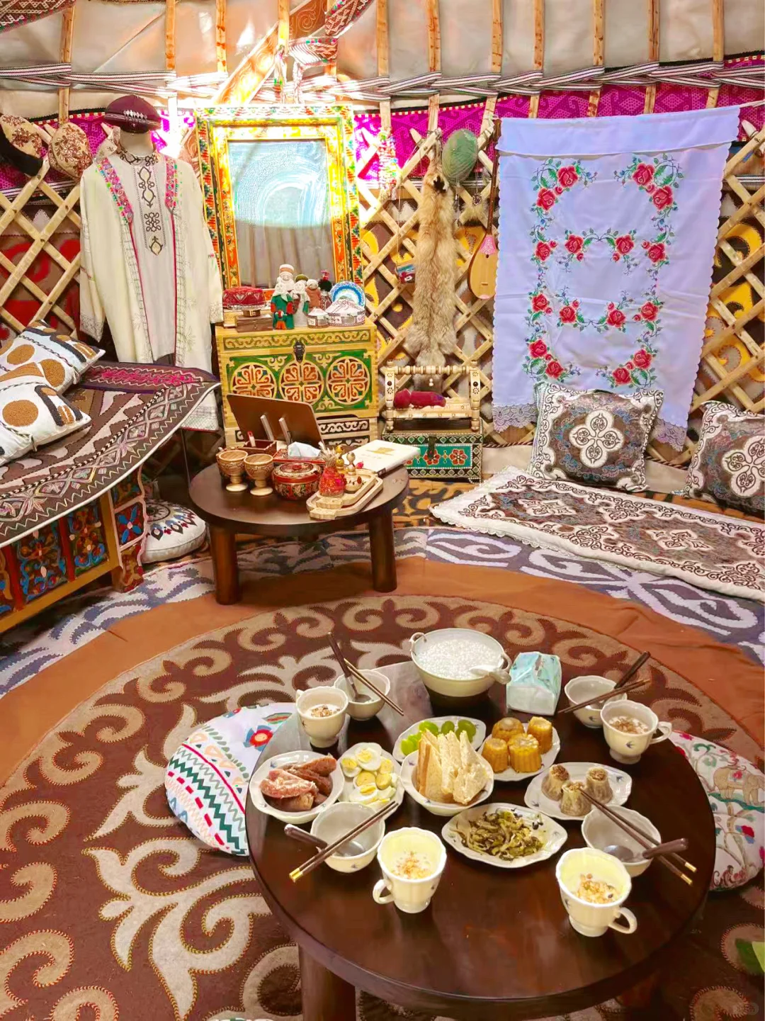 清晨,从哈萨克毡房醒来。