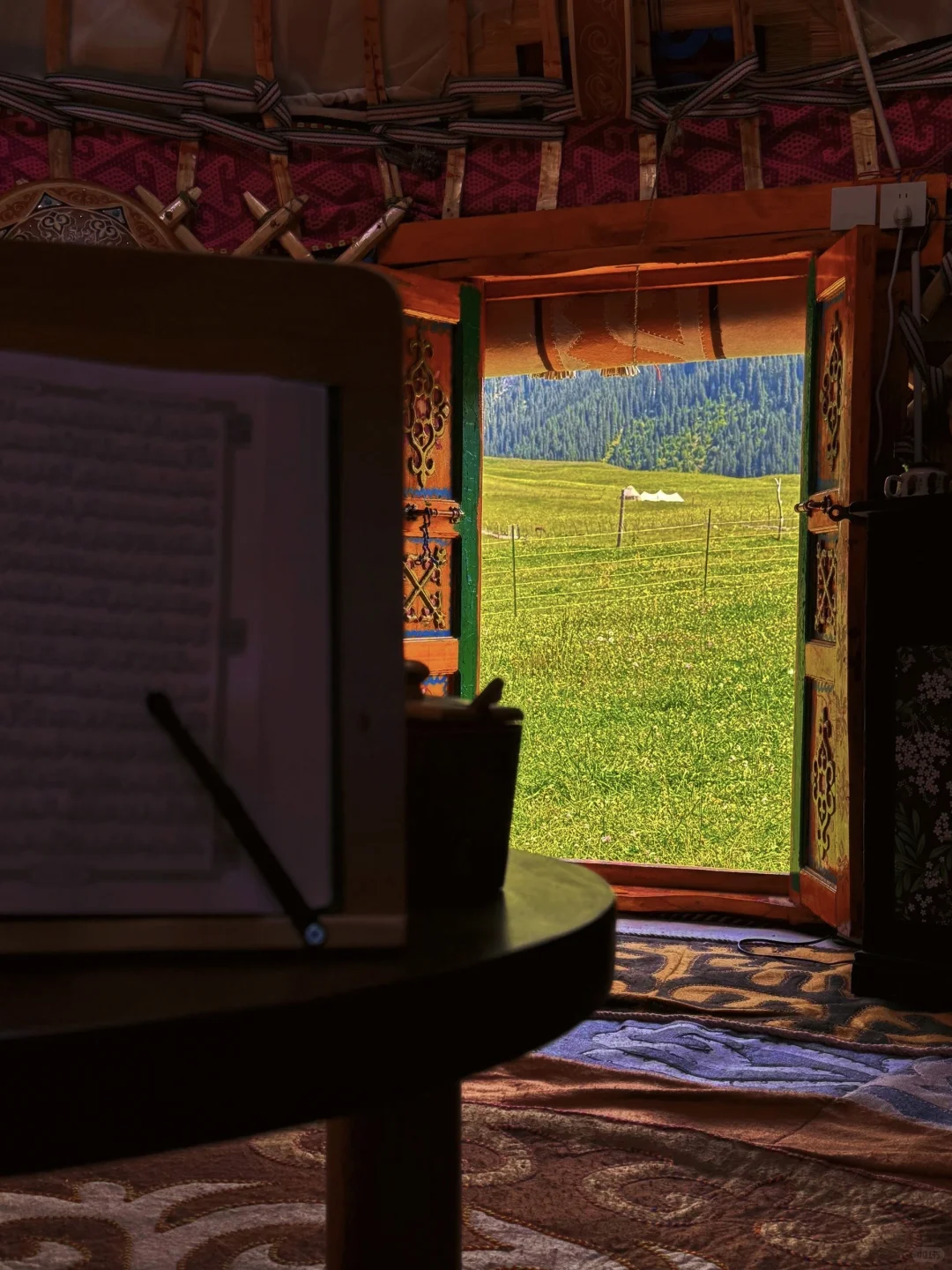 清晨,从哈萨克毡房醒来。