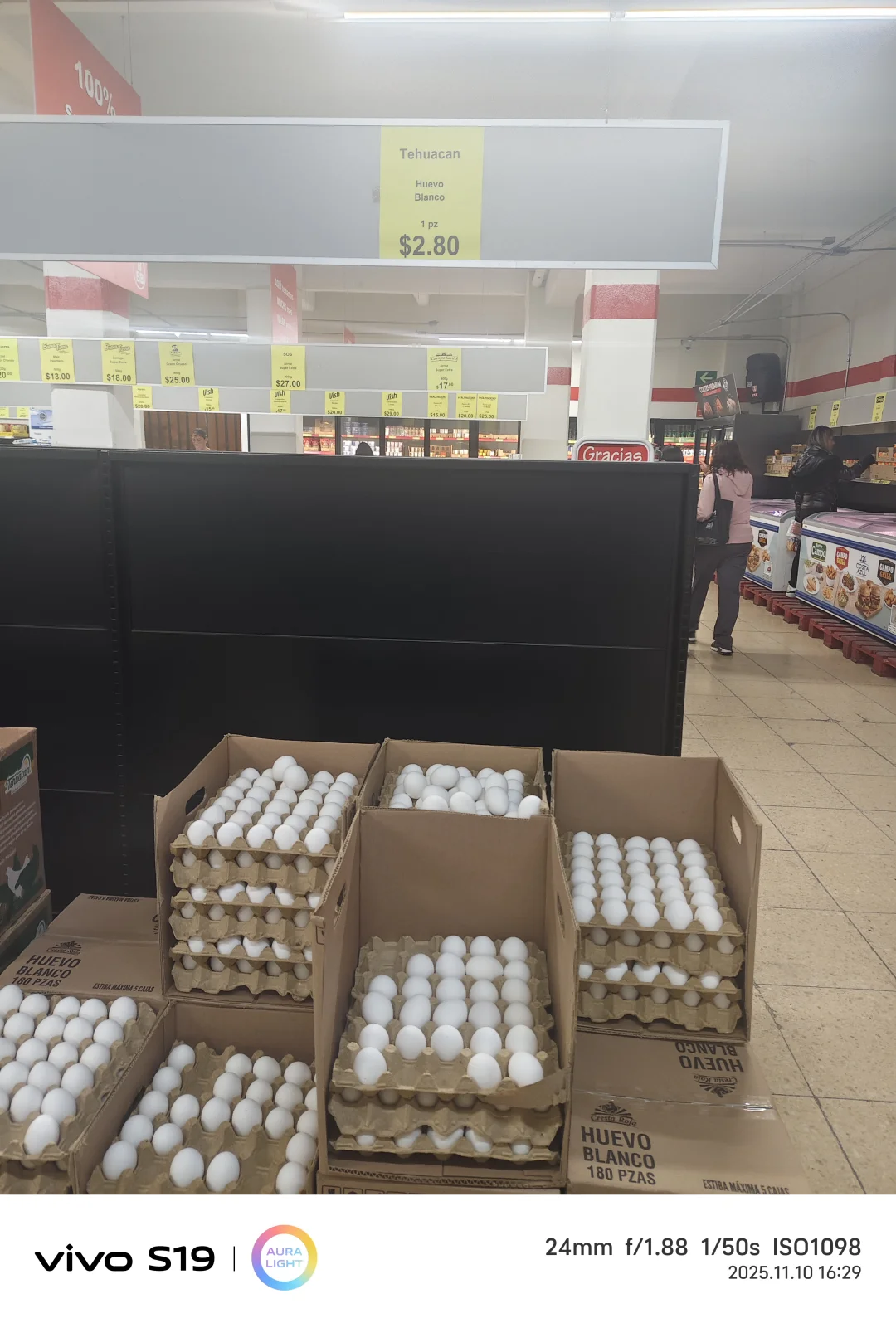 墨西哥城最便宜的超市大瓶水6比索