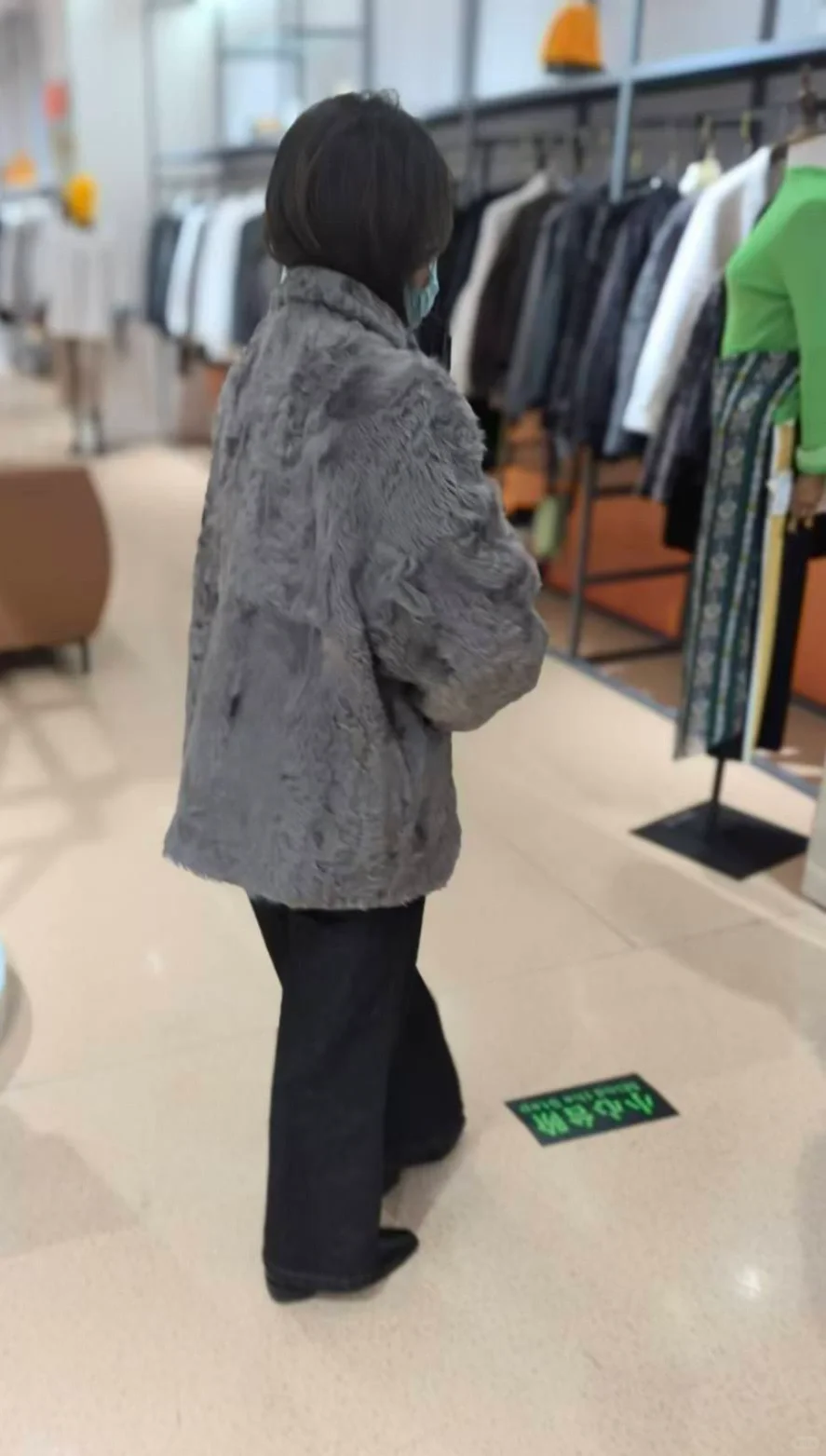 С�����Ϲ��ĵ�ÿһ���Ҷ���1.2m