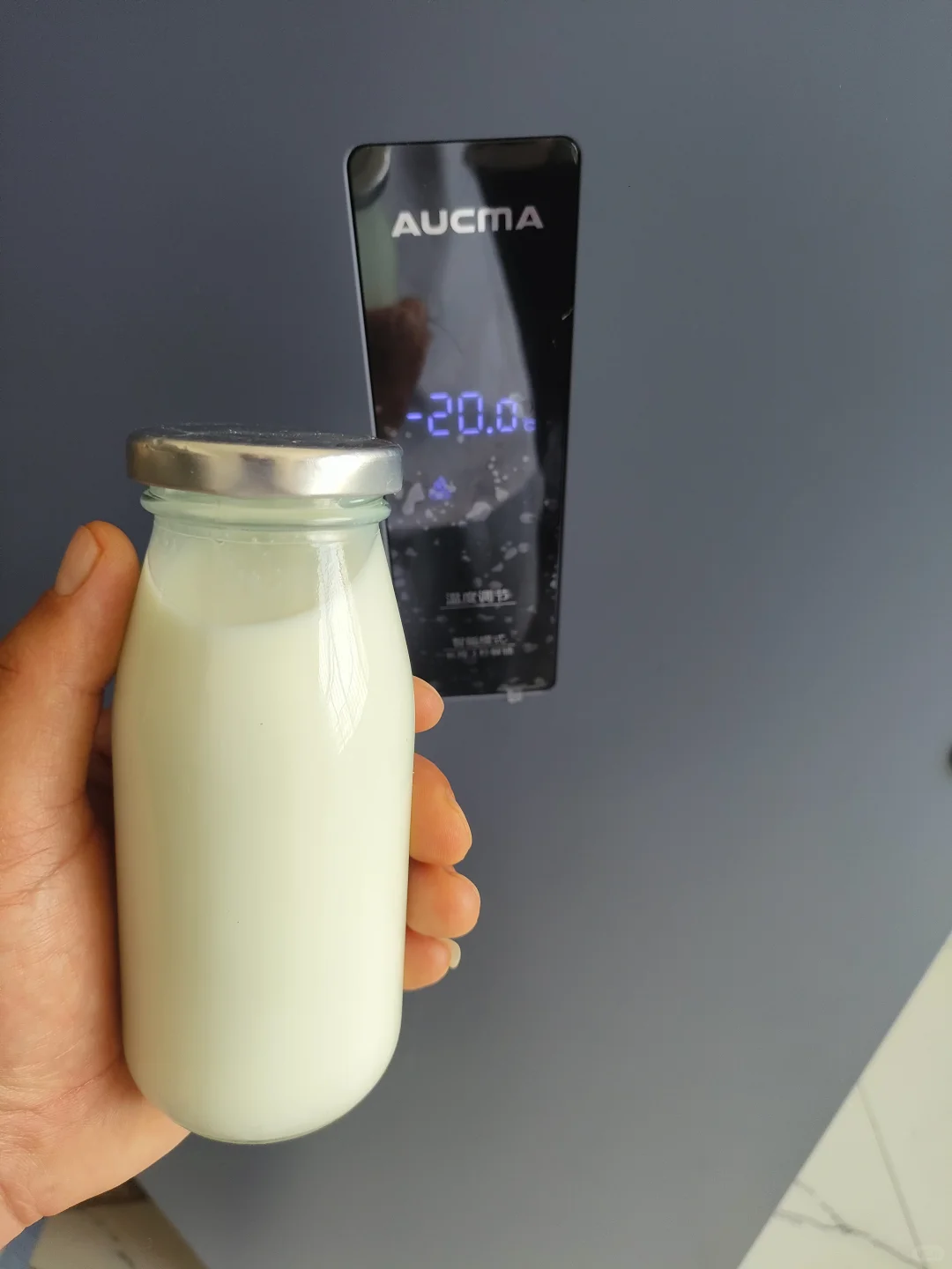 新鲜的羊奶,来自山里的放羊人