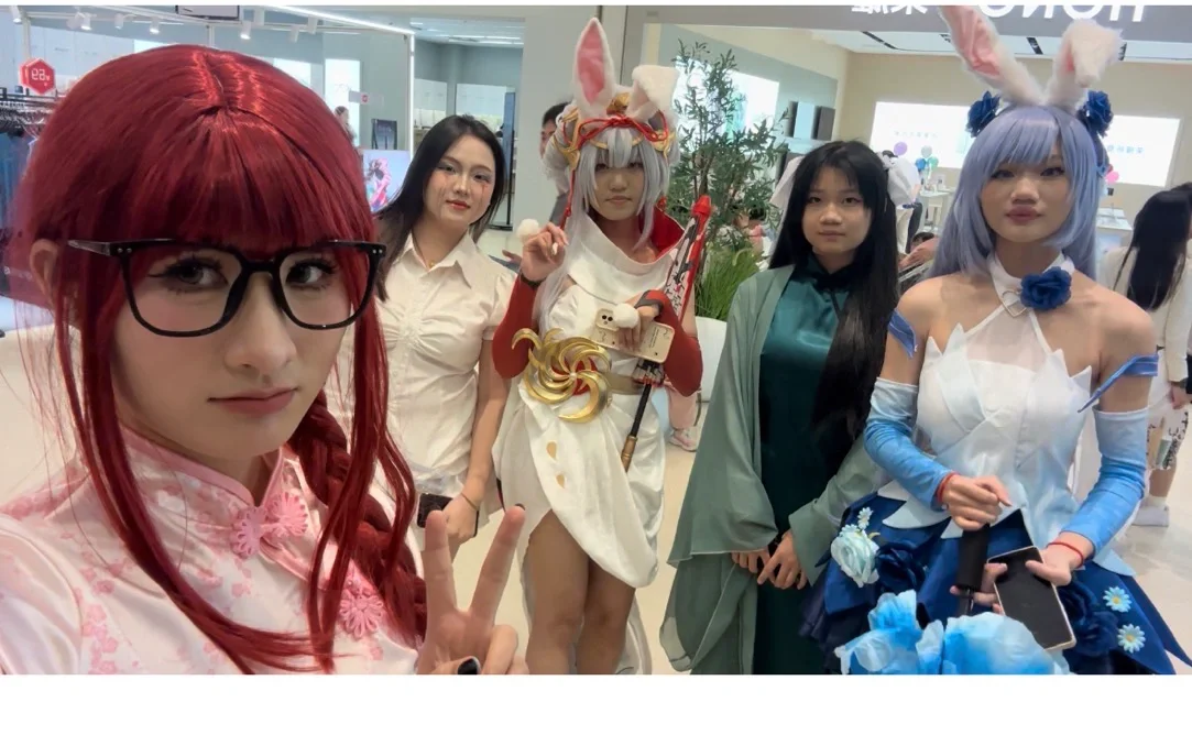 潘州广场偶遇拍照几位小美女
