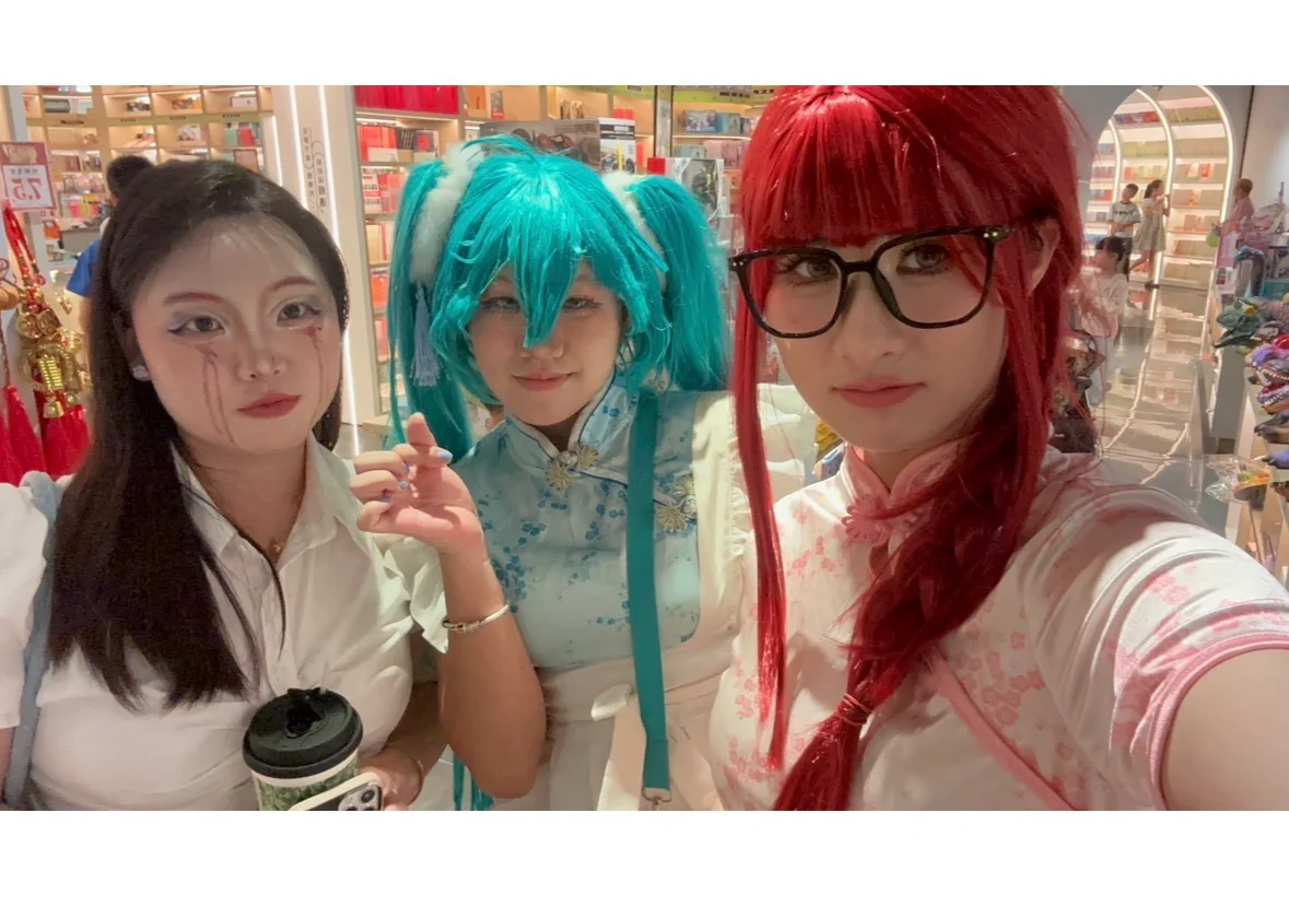 潘州广场偶遇拍照几位小美女