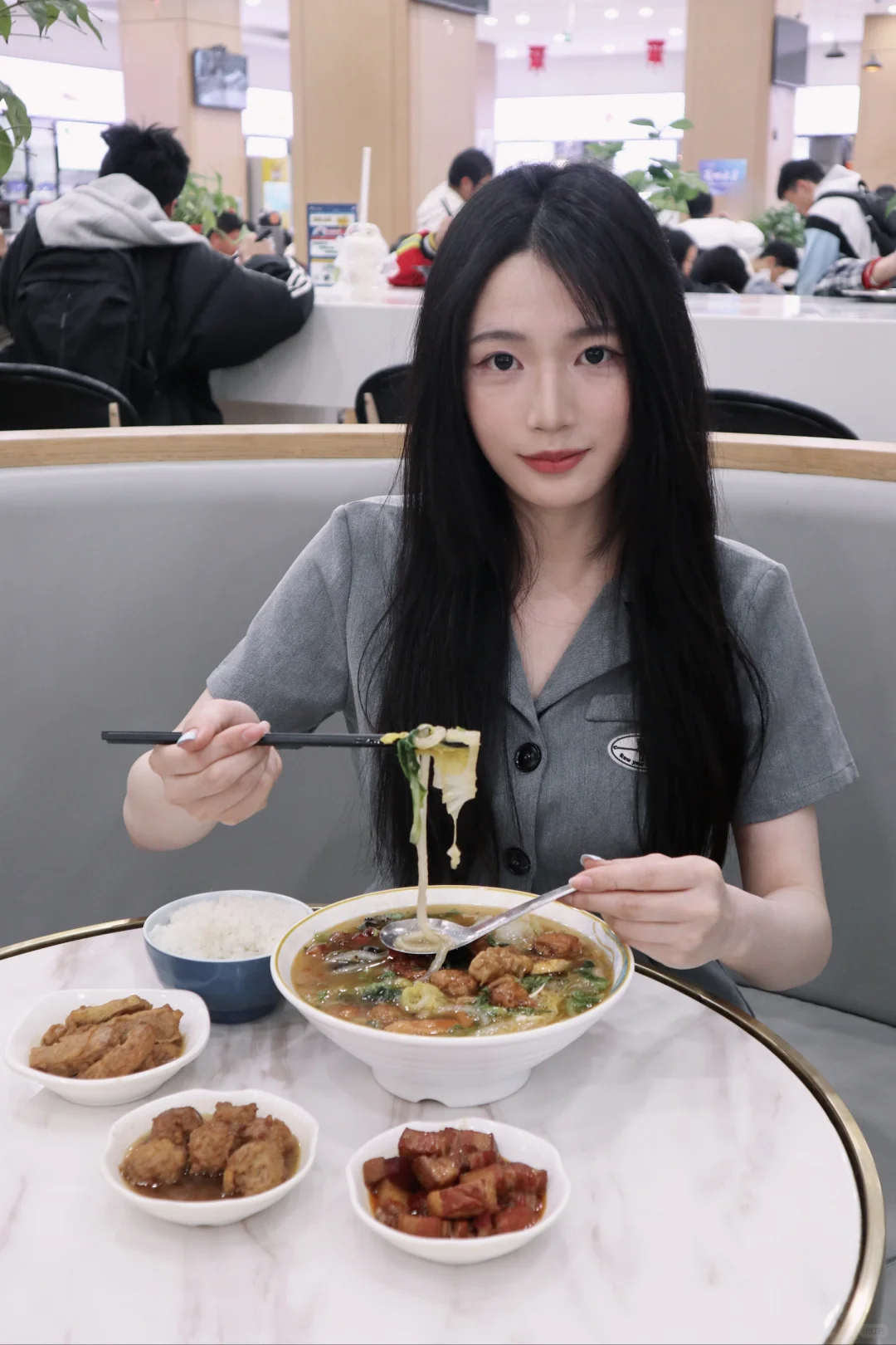 在兰大食堂拍美女